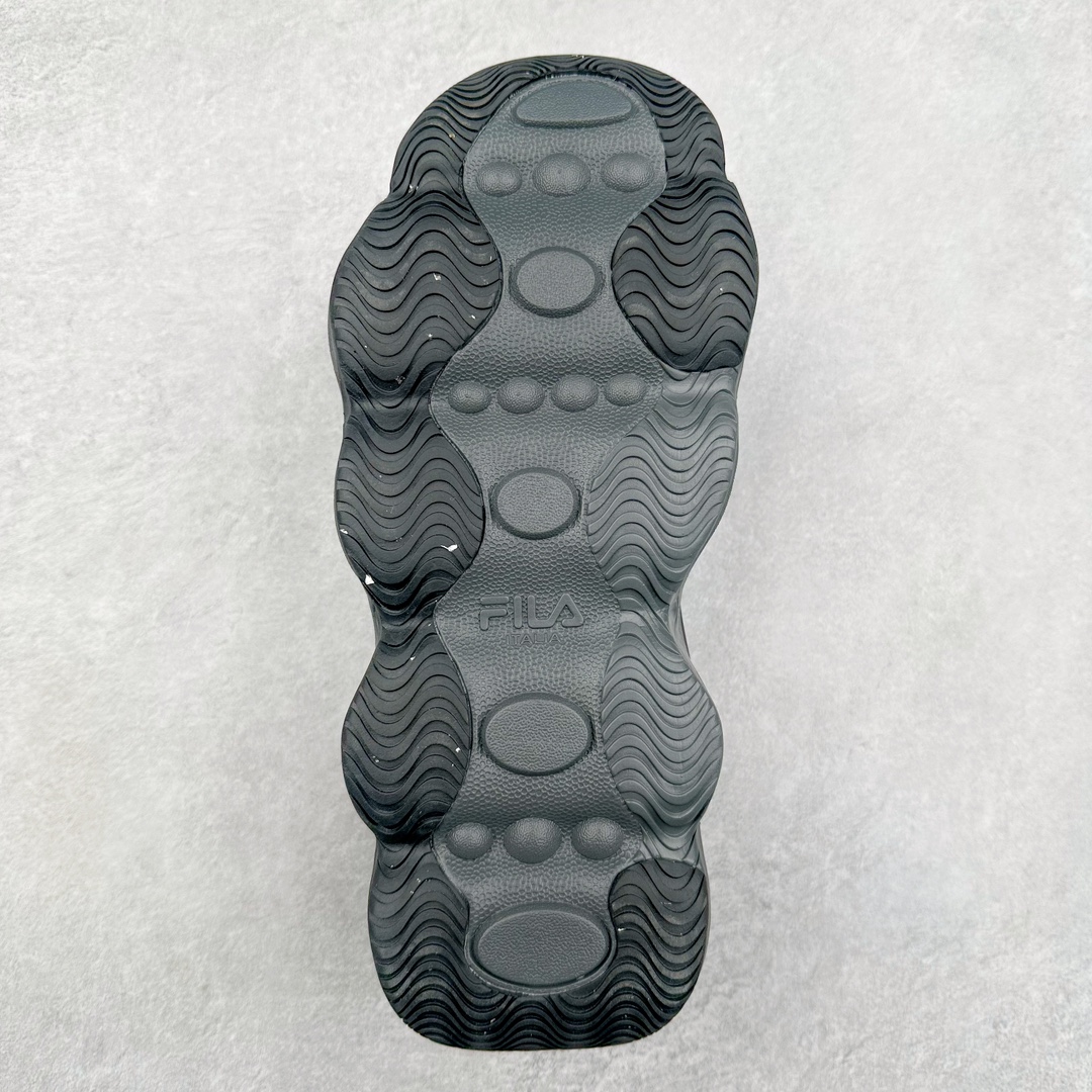 图片[9]-FILA PEASE 斐乐豌豆鞋舒适百搭防滑耐磨低帮生活休闲鞋老爹鞋 FILA的植物系穿搭深谙潮流之道，Clean-Fit的清新风格深深影响着City Boys & Girls。豌豆鞋的外观可谓一眼入魂，设计灵感来源于豌豆荚碱水面包，在鞋廓形保留薄款面包鞋DNA的基础上，发展并创新“面包鞋”风格，如垂挂豆子的鞋面，双层双色中底的鞋底都为这双鞋增添了独特的辨识度。独有的圆鼓豌豆形鞋面设计，鞋面革料做鼓，犹如一颗颗垂挂的豆子，圆润可爱，充满趣味；双层豌豆荚中底设计上层轻能发泡豆荚，下层柔能发泡豌豆形中底，打造圆润软弹、形象有趣的豌豆荚中底。饱满的外形带来温暖质感，上脚圆润，凸显腿部线条，时尚百搭。作为今年秋冬的出街鞋款，实在太合适不过了。豌豆鞋不仅外观令人过目不忘，并且脚感出众，独家的发泡材料提供了轻质软弹的舒适度，即便日行两万步也不会觉得疲惫，同时适应各种穿着场合，轻松搭配各种服饰。尺码：36 36.5 37.5 38 38.5 39 40 40.5 41 42 42.5 43 44 44.5 45-选品中心