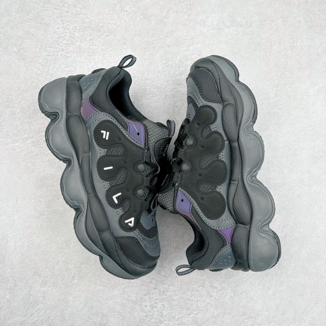 图片[3]-FILA PEASE 斐乐豌豆鞋舒适百搭防滑耐磨低帮生活休闲鞋老爹鞋 FILA的植物系穿搭深谙潮流之道，Clean-Fit的清新风格深深影响着City Boys & Girls。豌豆鞋的外观可谓一眼入魂，设计灵感来源于豌豆荚碱水面包，在鞋廓形保留薄款面包鞋DNA的基础上，发展并创新“面包鞋”风格，如垂挂豆子的鞋面，双层双色中底的鞋底都为这双鞋增添了独特的辨识度。独有的圆鼓豌豆形鞋面设计，鞋面革料做鼓，犹如一颗颗垂挂的豆子，圆润可爱，充满趣味；双层豌豆荚中底设计上层轻能发泡豆荚，下层柔能发泡豌豆形中底，打造圆润软弹、形象有趣的豌豆荚中底。饱满的外形带来温暖质感，上脚圆润，凸显腿部线条，时尚百搭。作为今年秋冬的出街鞋款，实在太合适不过了。豌豆鞋不仅外观令人过目不忘，并且脚感出众，独家的发泡材料提供了轻质软弹的舒适度，即便日行两万步也不会觉得疲惫，同时适应各种穿着场合，轻松搭配各种服饰。尺码：36 36.5 37.5 38 38.5 39 40 40.5 41 42 42.5 43 44 44.5 45-选品中心