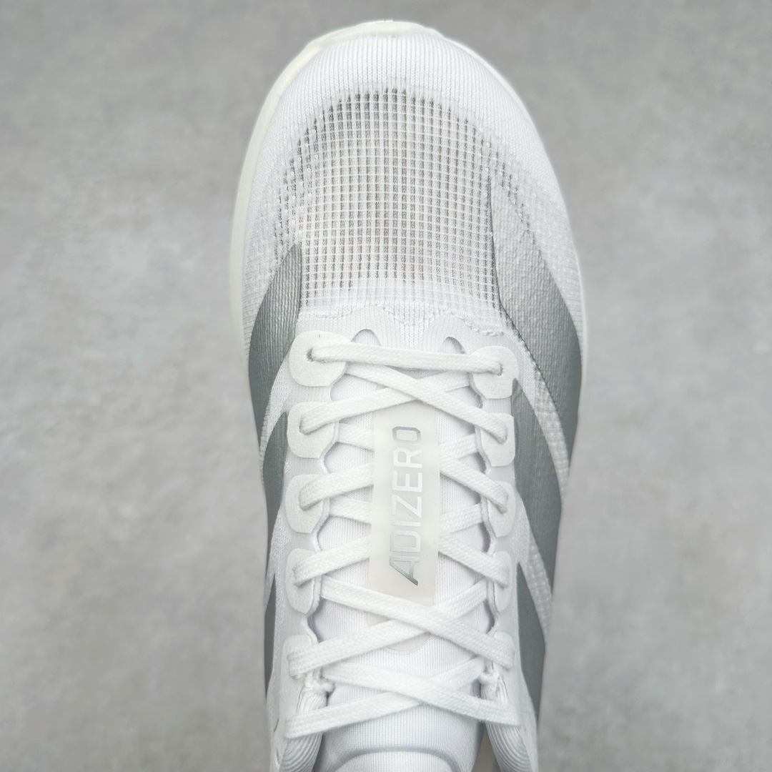 图片[4]-AD Adizero Eva SL M 零度进化版系列低帮轻便透气竞速休闲运动慢跑鞋 JR6207 相信大家对去年 adidas 横空出世的「顶级超跑」adiZero Adios Pro EVO 1 记忆犹新！不仅登顶阿迪史上最轻跑鞋宝座，更在接下来的全球马拉松赛事中，持续书写着惊人成绩，被网友戏称新一代「阿迪神鞋」全网刷屏！极简设计语言与强烈速度感和存在感的鞋侧三线，让人过目不忘，特别种草！其中定位于中长跑训练的 adidas Adizero Evo SL，整体外观造型与 adiZero Adios Pro EVO 1 非常相似。中底配置方面搭载全掌 Lightstrike Pro，鞋面采用透气网面示人，契合日常训练鞋的定位，更加耐用。外底给到了马牌橡胶，及类似上代竞速旗舰 adidas Adizero Adios Pro 3 区域分布。整体看下来无论是外观的鲜明辨识度，还是配置的扎实程度都很顶。尺码：36 36⅔ 37⅓ 38 38⅔ 39⅓ 40 40⅔ 41⅓ 42 42⅔ 43⅓ 44 45-选品中心