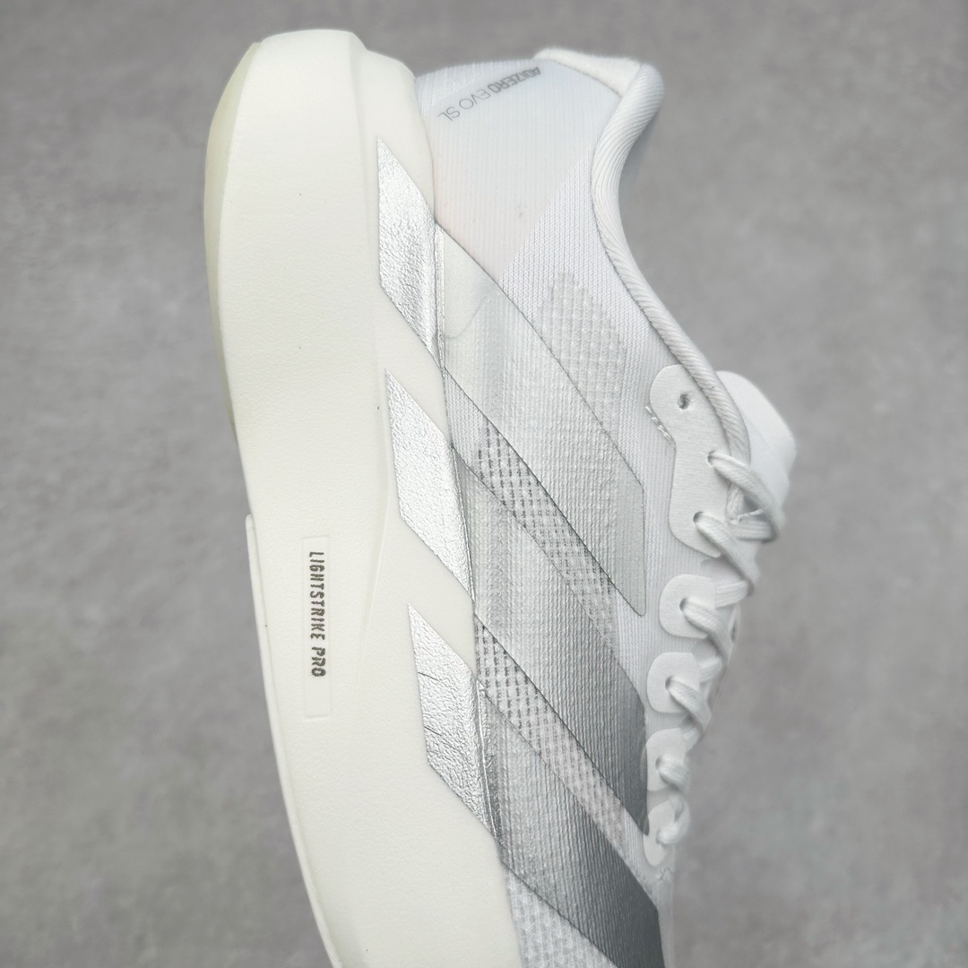 图片[6]-AD Adizero Eva SL M 零度进化版系列低帮轻便透气竞速休闲运动慢跑鞋 JR6207 相信大家对去年 adidas 横空出世的「顶级超跑」adiZero Adios Pro EVO 1 记忆犹新！不仅登顶阿迪史上最轻跑鞋宝座，更在接下来的全球马拉松赛事中，持续书写着惊人成绩，被网友戏称新一代「阿迪神鞋」全网刷屏！极简设计语言与强烈速度感和存在感的鞋侧三线，让人过目不忘，特别种草！其中定位于中长跑训练的 adidas Adizero Evo SL，整体外观造型与 adiZero Adios Pro EVO 1 非常相似。中底配置方面搭载全掌 Lightstrike Pro，鞋面采用透气网面示人，契合日常训练鞋的定位，更加耐用。外底给到了马牌橡胶，及类似上代竞速旗舰 adidas Adizero Adios Pro 3 区域分布。整体看下来无论是外观的鲜明辨识度，还是配置的扎实程度都很顶。尺码：36 36⅔ 37⅓ 38 38⅔ 39⅓ 40 40⅔ 41⅓ 42 42⅔ 43⅓ 44 45-选品中心