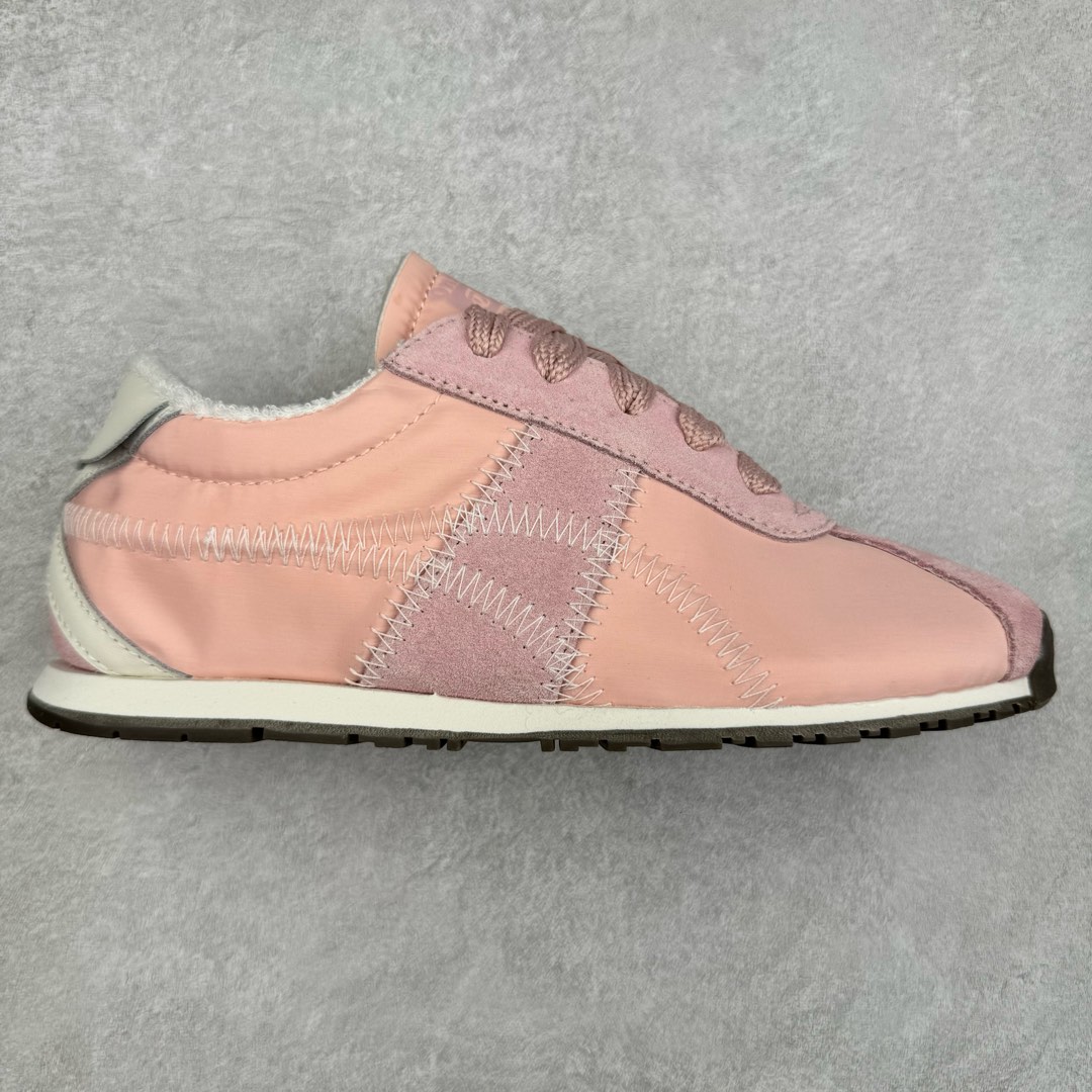 Onitsuka Tiger CORSAIR™ A55鞋款 作为鬼冢虎品牌创立75周年限定之作 灵感源自1970 年代 慢跑热潮先驱的经典鞋履TIGER CORSAIRT™ 以现代视角崭新呈现 简约廓形与细密缝线条纹相得益彰 饰以鬼塚虎标志性的后跟提耳和十字补强 崭新演绎经典之美 轻盈鞋身搭配出色缓震的纤薄鞋底 精妙平衡舒适与时尚 尺码：36 37 37.5 38 39 39.5 40 40.5 41.5 42 42.5 43 44 44.5 45-选品中心