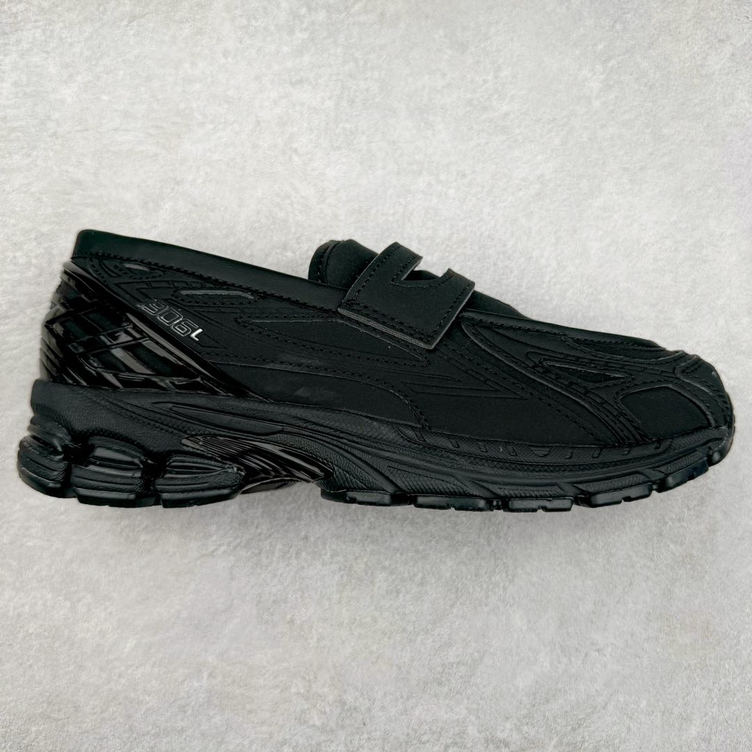 JUNYA WATANABE x New Balance NB 1906R 新百伦联名款舒适百搭防滑低帮生活休闲鞋乐福鞋 Junya Watanabe 和 New Balance 再次联手，推出了全新的合作款——1906 Loafer。这款跨越运动鞋与皮鞋界限的设计。设计将 New Balance 1906R 的技术与经典皮革便鞋的风格完美融合。厚实的鞋底与精致的漆皮鞋面，不仅保留了运动鞋的舒适感，还能轻松驾驭休闲与正式造型。一位国外鞋友对此鞋的评价颇具趣味：“这是开完重要会议后，立马开始 5K 长跑的理想鞋款。”-选品中心