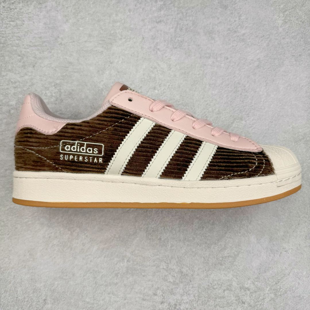 AD Originals Superstar 经典复古贝壳头板鞋 IG2153 诞生于1969年 是第一双将全皮面鞋 身与橡胶鞋头结合在一起的低帮篮球鞋 Superstar最开始 是作为高帮篮球鞋Pro Model的低帮版本而出现的 但因为其独特和醒目的橡胶鞋头造型而让大家熟知 被大家形象地称为\\\”shelltoe\\\”贝壳头 在70年代的美国职业篮球场上 接近3/4的NBA球员都将这双Superstar作为场上用鞋 80年代之后 经过不断的改良和发展 Superstar逐渐成为横跨时装、音乐、街头文化、休闲和运动等各大领域的时尚潮鞋 尺码：36 36.5 37 38 38.5 39 40 40.5 41 42 42.5 43 44 44.5 45-选品中心