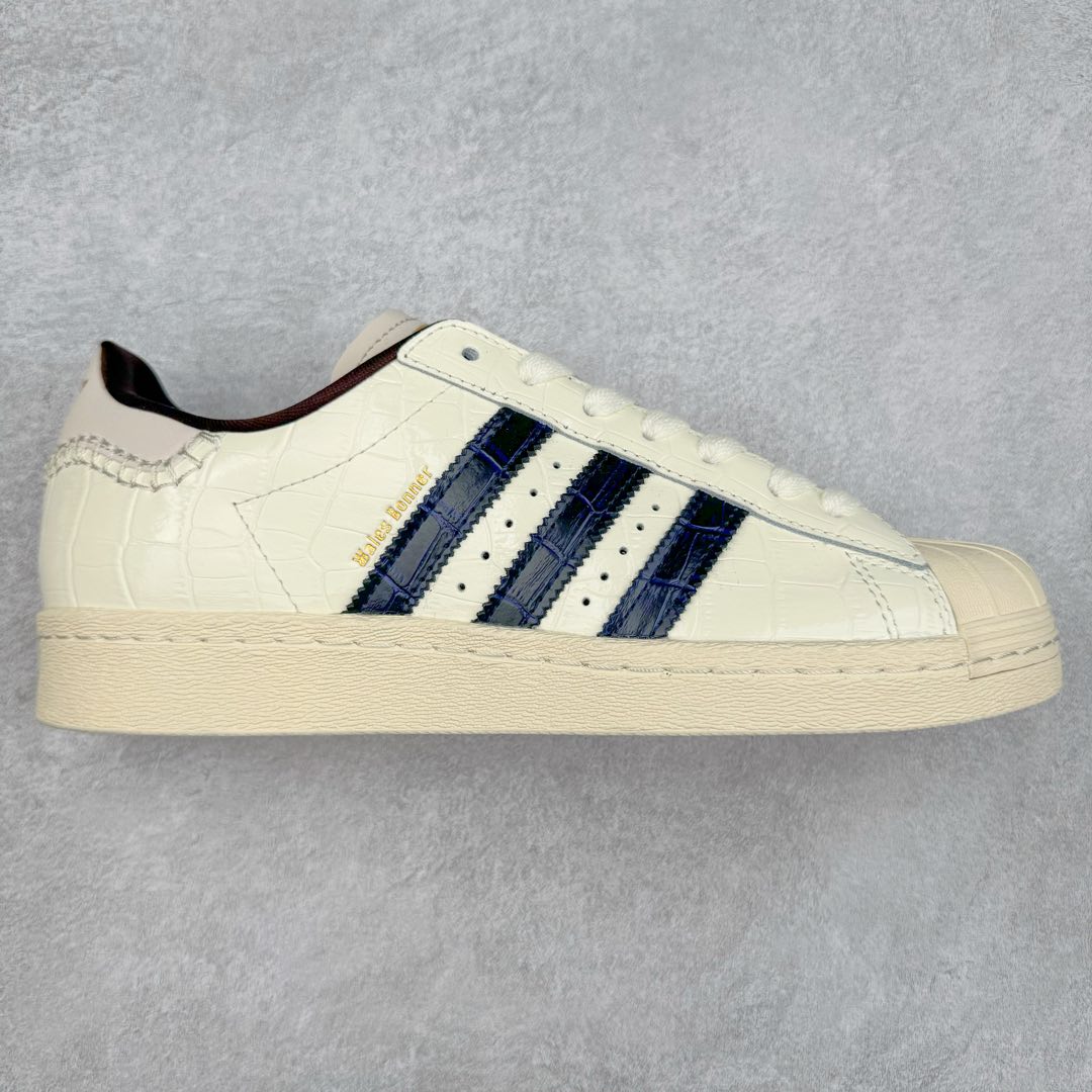 AD Originals Superstar 经典复古贝壳头板鞋 JP7161 诞生于1969年 是第一双将全皮面鞋 身与橡胶鞋头结合在一起的低帮篮球鞋 Superstar最开始 是作为高帮篮球鞋Pro Model的低帮版本而出现的 但因为其独特和醒目的橡胶鞋头造型而让大家熟知 被大家形象地称为\\\”shelltoe\\\”贝壳头 在70年代的美国职业篮球场上 接近3/4的NBA球员都将这双Superstar作为场上用鞋 80年代之后 经过不断的改良和发展 Superstar逐渐成为横跨时装、音乐、街头文化、休闲和运动等各大领域的时尚潮鞋 尺码：36 36.5 37 38 38.5 39 40 40.5 41 42 42.5 43 44 44.5 45-选品中心