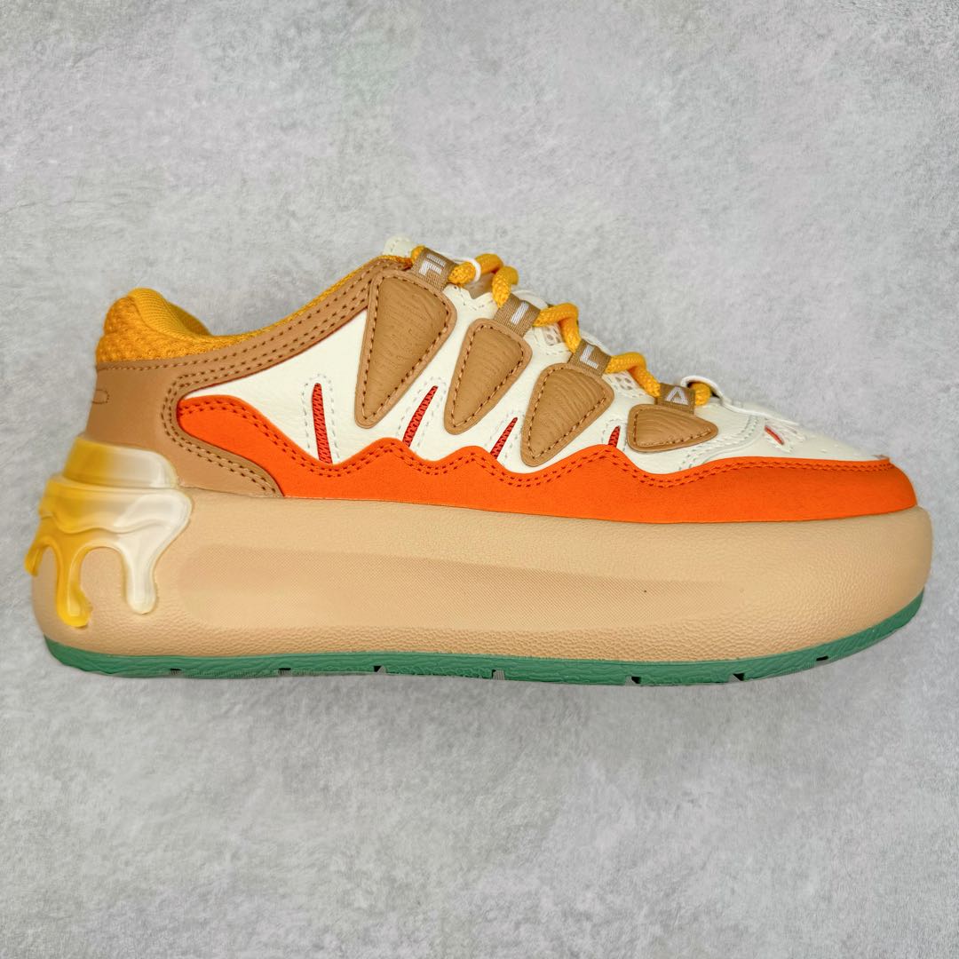 FILA CARROT 2 斐乐萝卜鞋2.0 经典百搭休闲 防滑减震耐磨低帮板鞋 传承了 FILA 的百年基因，融入年轻运动及潮流文化，成为引领变革、创新突破的一代。以“1+N” 的跨界合作模式重现经典的同时创造经典。带来最出其不意的跨界合作惊喜。同时，FILAFUSION把FILA 的 DNA 融入到定制体验里，你可以随心制造厲于你的产品。FILA FUSION 的鞋家族涵盖了老爹鞋、跑步鞋、网球鞋、季节款。风格复古新潮，满足了时尚人士出行及各类运动的搭配需求，成为当下年轻人筷拥的鞋类品牌之一。FILA FUSION 走进年轻人的世界，通过年轻人运动，街舞，滑板，篮球，展现 FILA FUSION 的潮流态度和年轻文化。FILA FUSION 认为末来属于引领变革、创新突破的年轻一代，让我们一起构成 FILA 未来的蓝图吧！尺码：35.5 36 36.5 37.5 38 38.5 39 40-选品中心