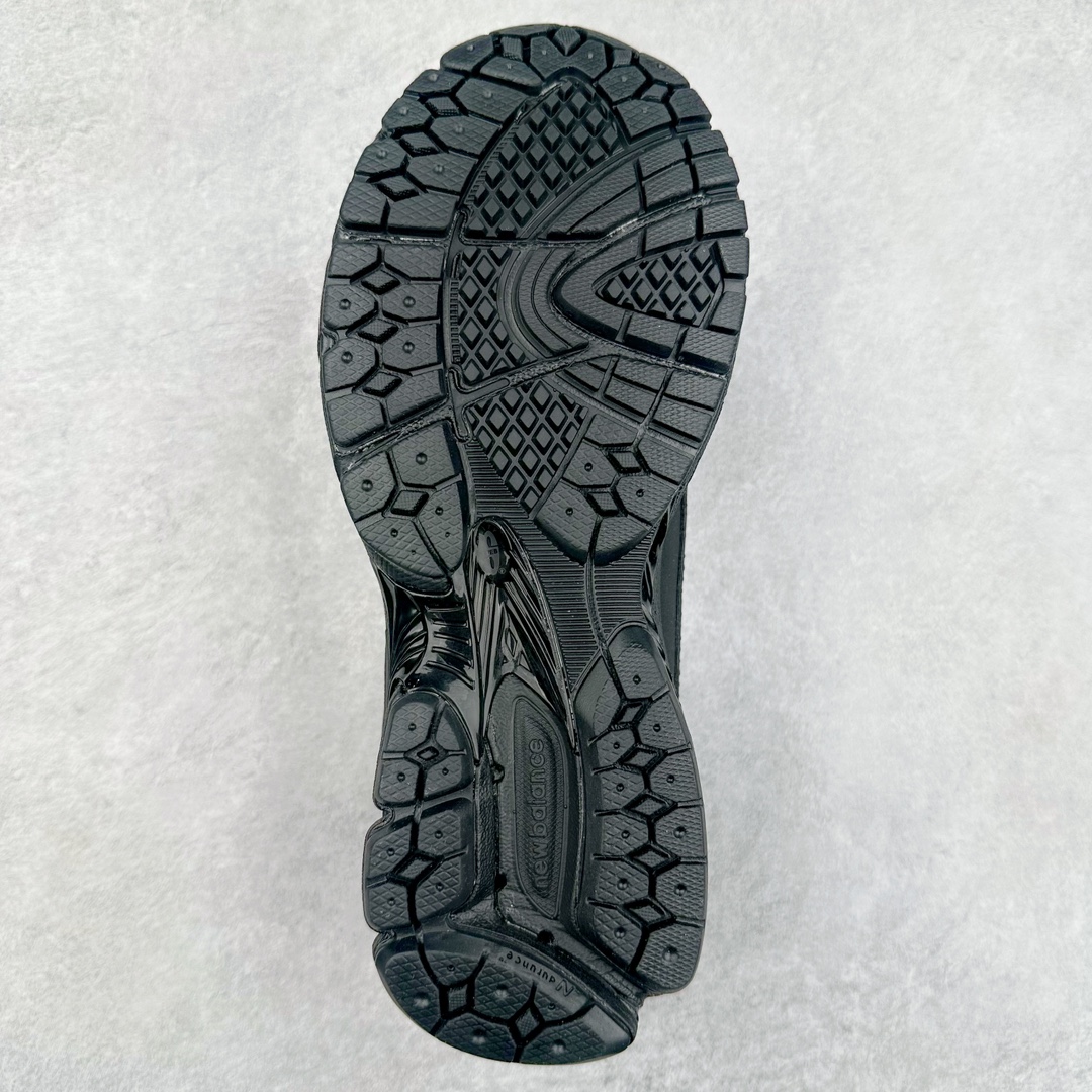 图片[9]-JUNYA WATANABE x New Balance NB 1906R 新百伦联名款舒适百搭防滑低帮生活休闲鞋乐福鞋 Junya Watanabe 和 New Balance 再次联手，推出了全新的合作款——1906 Loafer。这款跨越运动鞋与皮鞋界限的设计。设计将 New Balance 1906R 的技术与经典皮革便鞋的风格完美融合。厚实的鞋底与精致的漆皮鞋面，不仅保留了运动鞋的舒适感，还能轻松驾驭休闲与正式造型。一位国外鞋友对此鞋的评价颇具趣味：“这是开完重要会议后，立马开始 5K 长跑的理想鞋款。”-选品中心