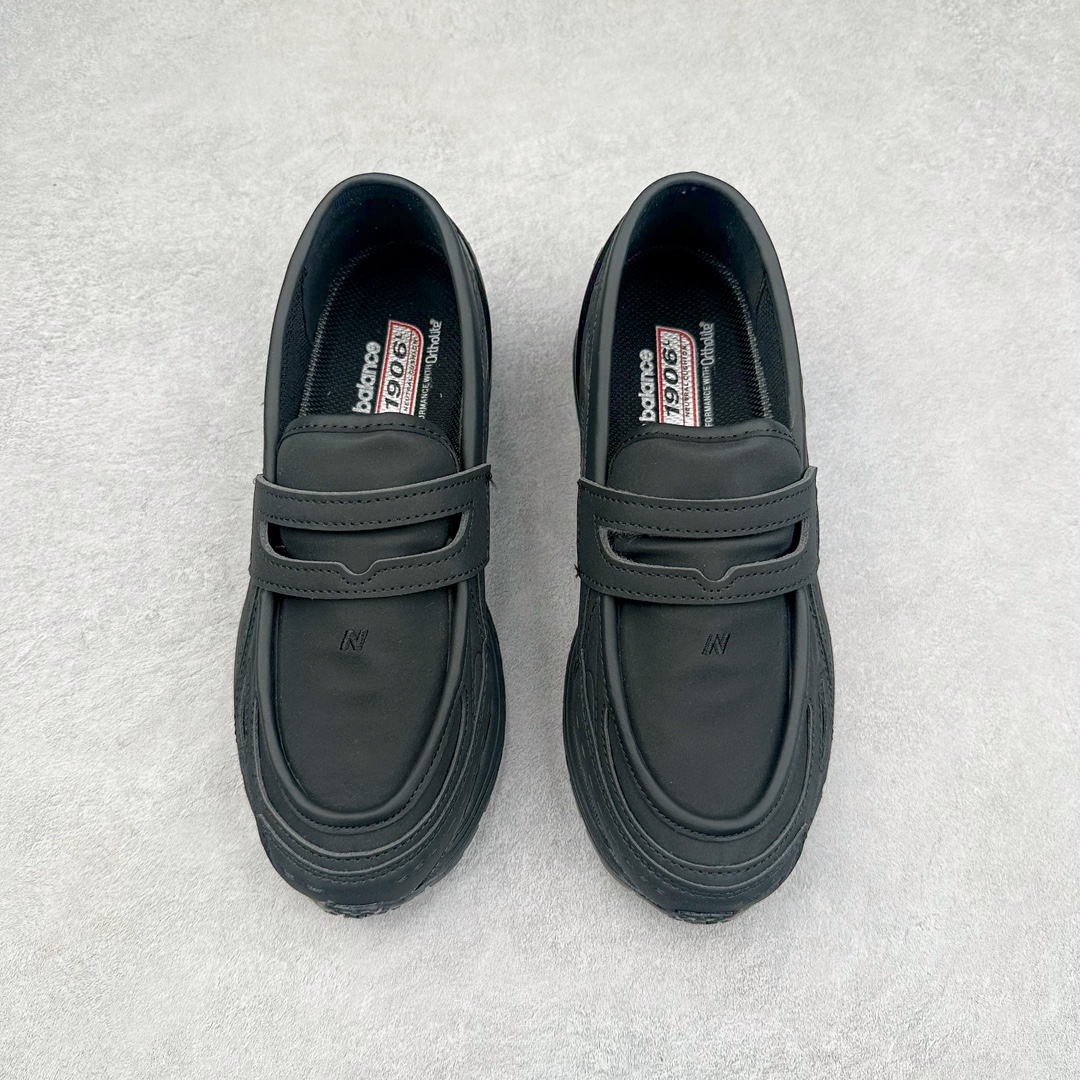 图片[2]-JUNYA WATANABE x New Balance NB 1906R 新百伦联名款舒适百搭防滑低帮生活休闲鞋乐福鞋 Junya Watanabe 和 New Balance 再次联手，推出了全新的合作款——1906 Loafer。这款跨越运动鞋与皮鞋界限的设计。设计将 New Balance 1906R 的技术与经典皮革便鞋的风格完美融合。厚实的鞋底与精致的漆皮鞋面，不仅保留了运动鞋的舒适感，还能轻松驾驭休闲与正式造型。一位国外鞋友对此鞋的评价颇具趣味：“这是开完重要会议后，立马开始 5K 长跑的理想鞋款。”-选品中心