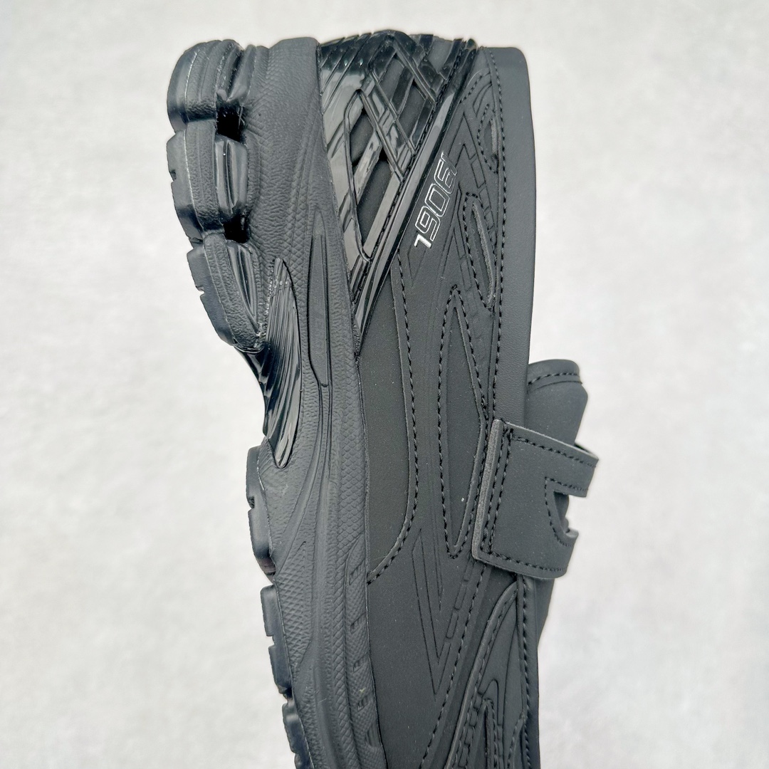 图片[6]-JUNYA WATANABE x New Balance NB 1906R 新百伦联名款舒适百搭防滑低帮生活休闲鞋乐福鞋 Junya Watanabe 和 New Balance 再次联手，推出了全新的合作款——1906 Loafer。这款跨越运动鞋与皮鞋界限的设计。设计将 New Balance 1906R 的技术与经典皮革便鞋的风格完美融合。厚实的鞋底与精致的漆皮鞋面，不仅保留了运动鞋的舒适感，还能轻松驾驭休闲与正式造型。一位国外鞋友对此鞋的评价颇具趣味：“这是开完重要会议后，立马开始 5K 长跑的理想鞋款。”-选品中心