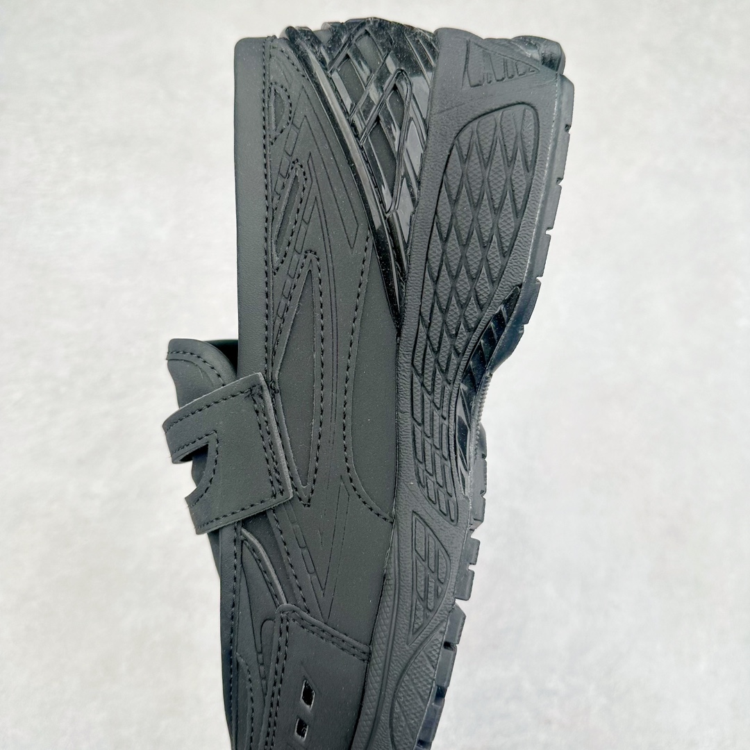 图片[7]-JUNYA WATANABE x New Balance NB 1906R 新百伦联名款舒适百搭防滑低帮生活休闲鞋乐福鞋 Junya Watanabe 和 New Balance 再次联手，推出了全新的合作款——1906 Loafer。这款跨越运动鞋与皮鞋界限的设计。设计将 New Balance 1906R 的技术与经典皮革便鞋的风格完美融合。厚实的鞋底与精致的漆皮鞋面，不仅保留了运动鞋的舒适感，还能轻松驾驭休闲与正式造型。一位国外鞋友对此鞋的评价颇具趣味：“这是开完重要会议后，立马开始 5K 长跑的理想鞋款。”-选品中心