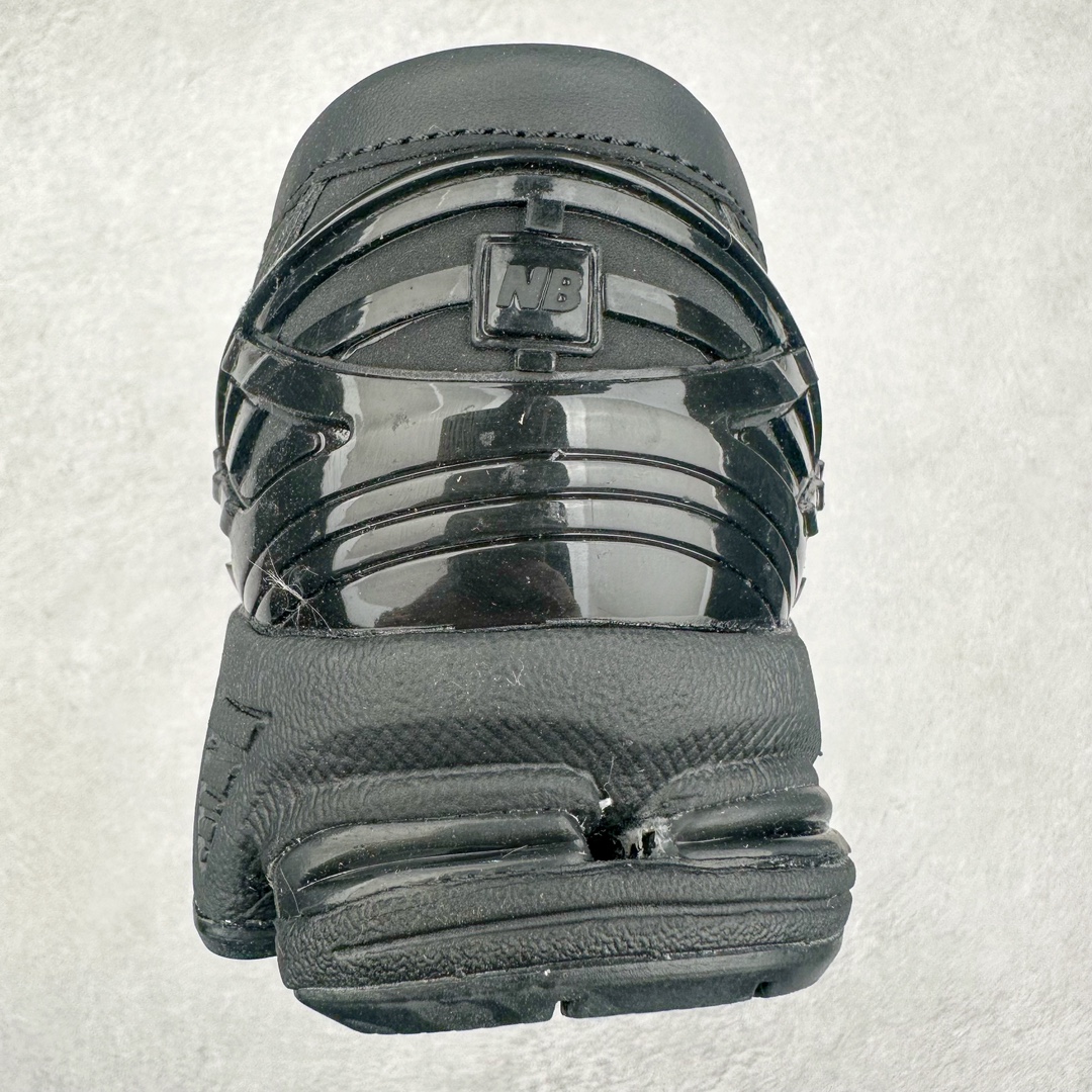 图片[8]-JUNYA WATANABE x New Balance NB 1906R 新百伦联名款舒适百搭防滑低帮生活休闲鞋乐福鞋 Junya Watanabe 和 New Balance 再次联手，推出了全新的合作款——1906 Loafer。这款跨越运动鞋与皮鞋界限的设计。设计将 New Balance 1906R 的技术与经典皮革便鞋的风格完美融合。厚实的鞋底与精致的漆皮鞋面，不仅保留了运动鞋的舒适感，还能轻松驾驭休闲与正式造型。一位国外鞋友对此鞋的评价颇具趣味：“这是开完重要会议后，立马开始 5K 长跑的理想鞋款。”-选品中心