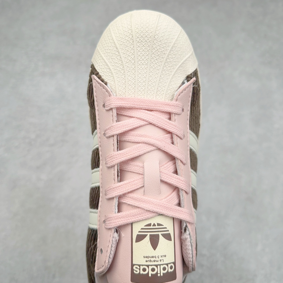 图片[4]-AD Originals Superstar 经典复古贝壳头板鞋 IG2153 诞生于1969年 是第一双将全皮面鞋 身与橡胶鞋头结合在一起的低帮篮球鞋 Superstar最开始 是作为高帮篮球鞋Pro Model的低帮版本而出现的 但因为其独特和醒目的橡胶鞋头造型而让大家熟知 被大家形象地称为\\\”shelltoe\\\”贝壳头 在70年代的美国职业篮球场上 接近3/4的NBA球员都将这双Superstar作为场上用鞋 80年代之后 经过不断的改良和发展 Superstar逐渐成为横跨时装、音乐、街头文化、休闲和运动等各大领域的时尚潮鞋 尺码：36 36.5 37 38 38.5 39 40 40.5 41 42 42.5 43 44 44.5 45-选品中心