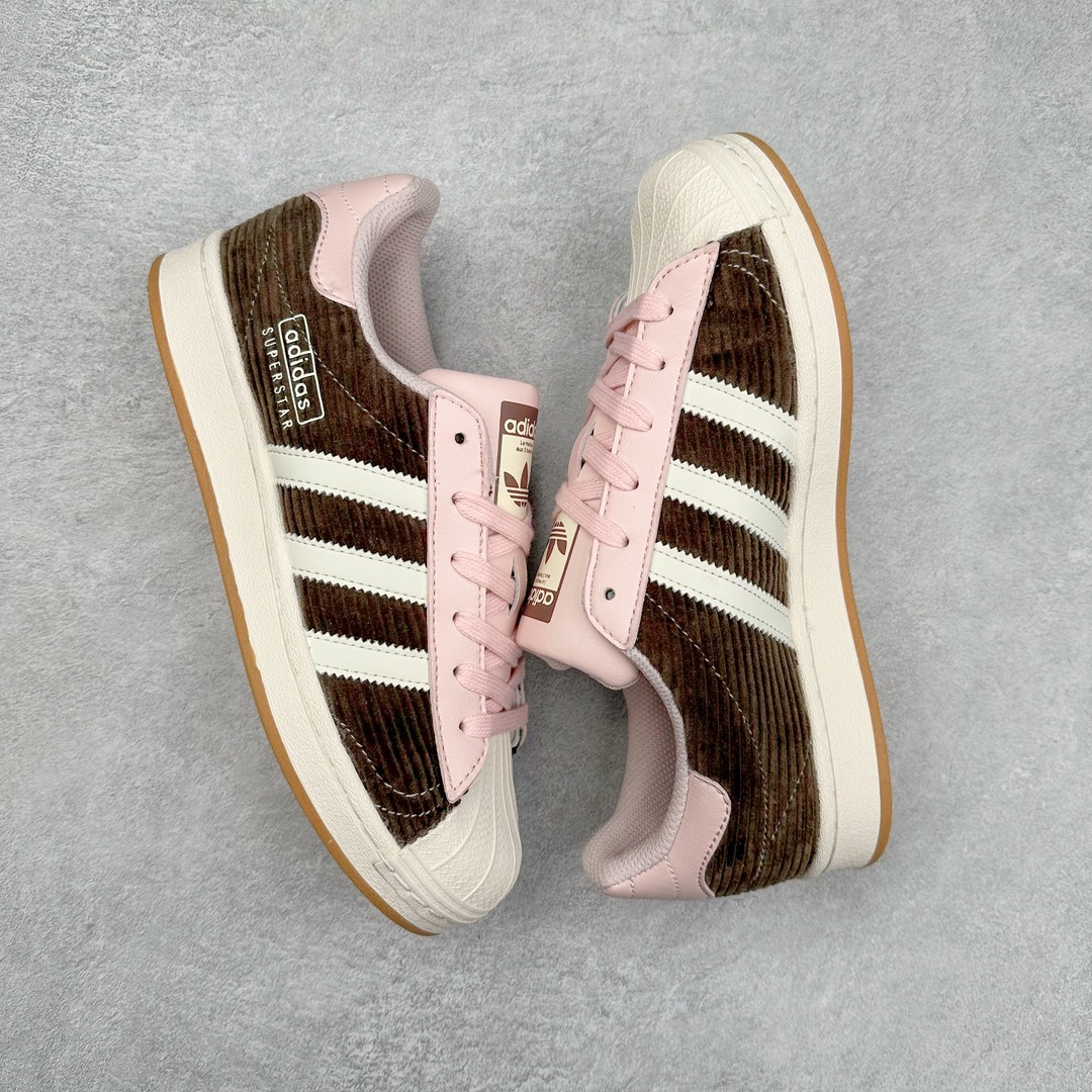 图片[3]-AD Originals Superstar 经典复古贝壳头板鞋 IG2153 诞生于1969年 是第一双将全皮面鞋 身与橡胶鞋头结合在一起的低帮篮球鞋 Superstar最开始 是作为高帮篮球鞋Pro Model的低帮版本而出现的 但因为其独特和醒目的橡胶鞋头造型而让大家熟知 被大家形象地称为\\\”shelltoe\\\”贝壳头 在70年代的美国职业篮球场上 接近3/4的NBA球员都将这双Superstar作为场上用鞋 80年代之后 经过不断的改良和发展 Superstar逐渐成为横跨时装、音乐、街头文化、休闲和运动等各大领域的时尚潮鞋 尺码：36 36.5 37 38 38.5 39 40 40.5 41 42 42.5 43 44 44.5 45-选品中心