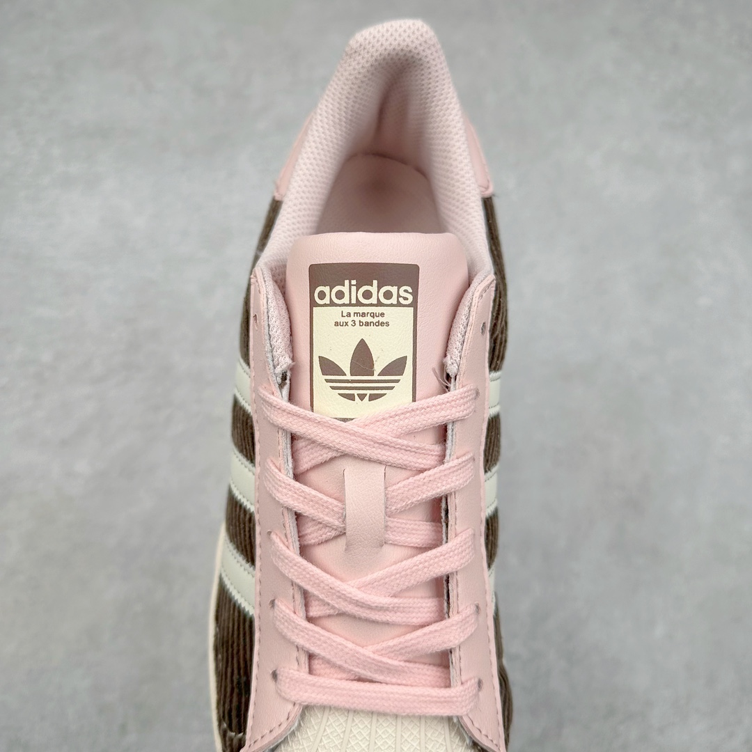 图片[5]-AD Originals Superstar 经典复古贝壳头板鞋 IG2153 诞生于1969年 是第一双将全皮面鞋 身与橡胶鞋头结合在一起的低帮篮球鞋 Superstar最开始 是作为高帮篮球鞋Pro Model的低帮版本而出现的 但因为其独特和醒目的橡胶鞋头造型而让大家熟知 被大家形象地称为\\\”shelltoe\\\”贝壳头 在70年代的美国职业篮球场上 接近3/4的NBA球员都将这双Superstar作为场上用鞋 80年代之后 经过不断的改良和发展 Superstar逐渐成为横跨时装、音乐、街头文化、休闲和运动等各大领域的时尚潮鞋 尺码：36 36.5 37 38 38.5 39 40 40.5 41 42 42.5 43 44 44.5 45-选品中心