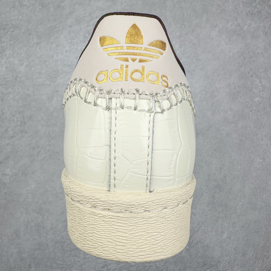 图片[8]-AD Originals Superstar 经典复古贝壳头板鞋 JP7161 诞生于1969年 是第一双将全皮面鞋 身与橡胶鞋头结合在一起的低帮篮球鞋 Superstar最开始 是作为高帮篮球鞋Pro Model的低帮版本而出现的 但因为其独特和醒目的橡胶鞋头造型而让大家熟知 被大家形象地称为\\\”shelltoe\\\”贝壳头 在70年代的美国职业篮球场上 接近3/4的NBA球员都将这双Superstar作为场上用鞋 80年代之后 经过不断的改良和发展 Superstar逐渐成为横跨时装、音乐、街头文化、休闲和运动等各大领域的时尚潮鞋 尺码：36 36.5 37 38 38.5 39 40 40.5 41 42 42.5 43 44 44.5 45-选品中心