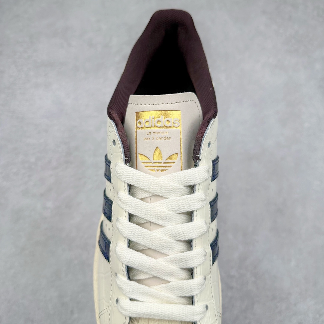 图片[5]-AD Originals Superstar 经典复古贝壳头板鞋 JP7161 诞生于1969年 是第一双将全皮面鞋 身与橡胶鞋头结合在一起的低帮篮球鞋 Superstar最开始 是作为高帮篮球鞋Pro Model的低帮版本而出现的 但因为其独特和醒目的橡胶鞋头造型而让大家熟知 被大家形象地称为\\\”shelltoe\\\”贝壳头 在70年代的美国职业篮球场上 接近3/4的NBA球员都将这双Superstar作为场上用鞋 80年代之后 经过不断的改良和发展 Superstar逐渐成为横跨时装、音乐、街头文化、休闲和运动等各大领域的时尚潮鞋 尺码：36 36.5 37 38 38.5 39 40 40.5 41 42 42.5 43 44 44.5 45-选品中心