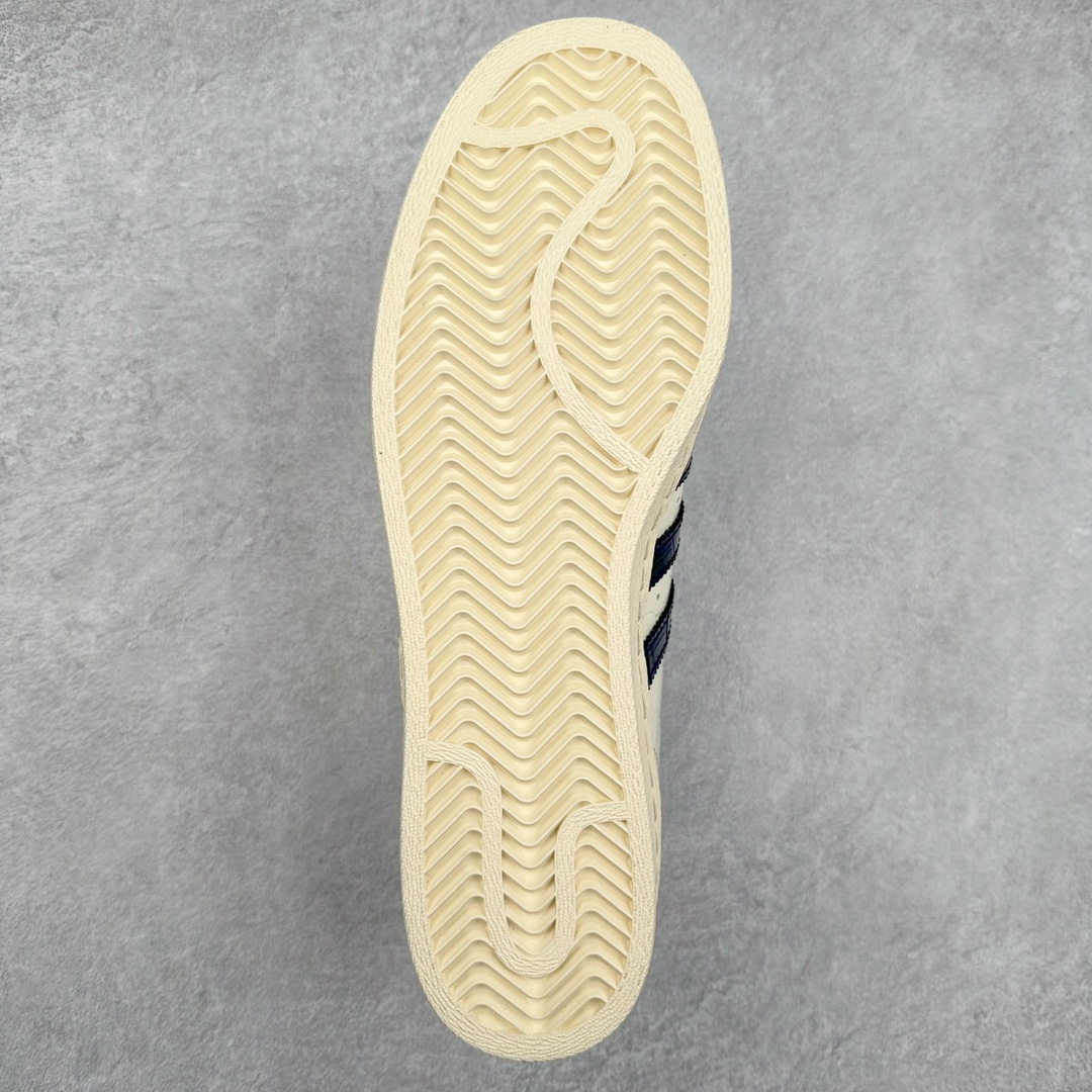 图片[9]-AD Originals Superstar 经典复古贝壳头板鞋 JP7161 诞生于1969年 是第一双将全皮面鞋 身与橡胶鞋头结合在一起的低帮篮球鞋 Superstar最开始 是作为高帮篮球鞋Pro Model的低帮版本而出现的 但因为其独特和醒目的橡胶鞋头造型而让大家熟知 被大家形象地称为\\\”shelltoe\\\”贝壳头 在70年代的美国职业篮球场上 接近3/4的NBA球员都将这双Superstar作为场上用鞋 80年代之后 经过不断的改良和发展 Superstar逐渐成为横跨时装、音乐、街头文化、休闲和运动等各大领域的时尚潮鞋 尺码：36 36.5 37 38 38.5 39 40 40.5 41 42 42.5 43 44 44.5 45-选品中心