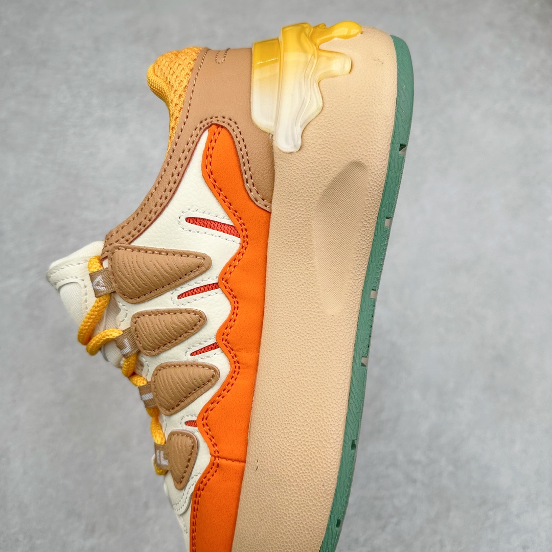 图片[7]-FILA CARROT 2 斐乐萝卜鞋2.0 经典百搭休闲 防滑减震耐磨低帮板鞋 传承了 FILA 的百年基因，融入年轻运动及潮流文化，成为引领变革、创新突破的一代。以“1+N” 的跨界合作模式重现经典的同时创造经典。带来最出其不意的跨界合作惊喜。同时，FILAFUSION把FILA 的 DNA 融入到定制体验里，你可以随心制造厲于你的产品。FILA FUSION 的鞋家族涵盖了老爹鞋、跑步鞋、网球鞋、季节款。风格复古新潮，满足了时尚人士出行及各类运动的搭配需求，成为当下年轻人筷拥的鞋类品牌之一。FILA FUSION 走进年轻人的世界，通过年轻人运动，街舞，滑板，篮球，展现 FILA FUSION 的潮流态度和年轻文化。FILA FUSION 认为末来属于引领变革、创新突破的年轻一代，让我们一起构成 FILA 未来的蓝图吧！尺码：35.5 36 36.5 37.5 38 38.5 39 40-选品中心