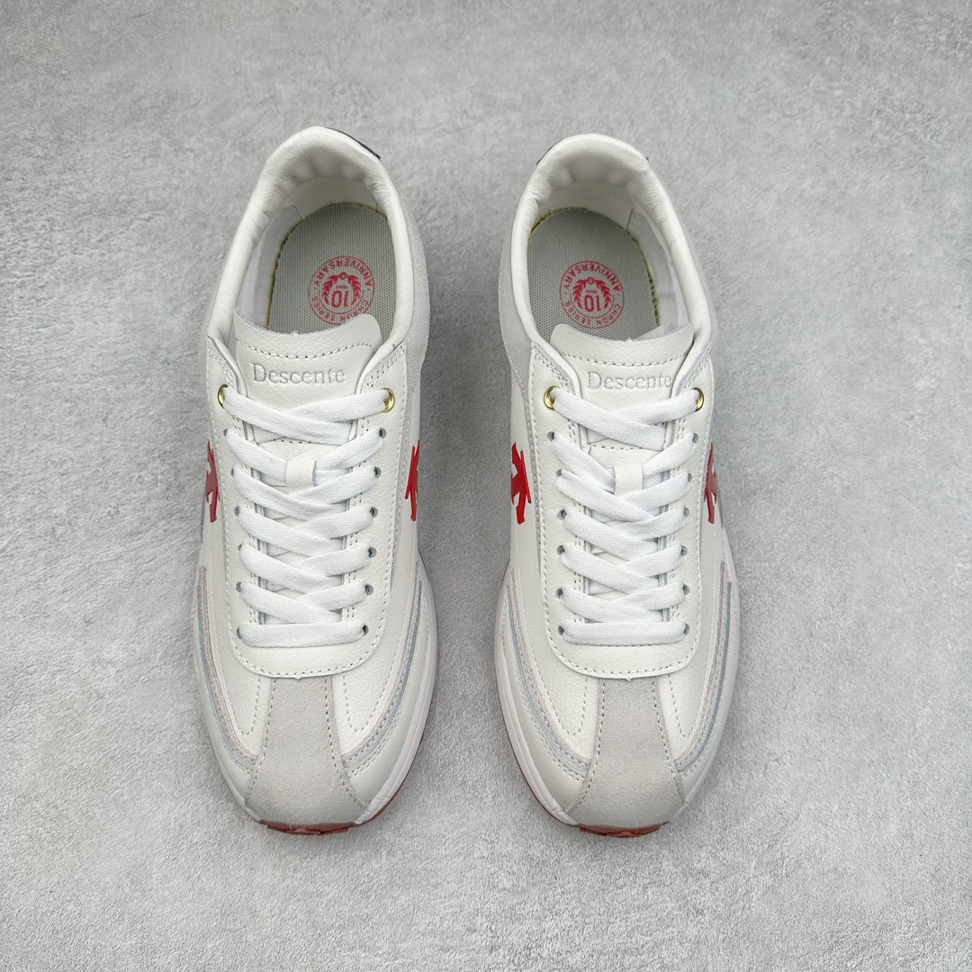 图片[2]-DESCENTE Sport Style Chron Racer迪桑特舒适百搭防滑耐磨低帮生活休闲鞋 是一款集复古与现代于一体的低帮跑步鞋 简洁的牛皮鞋面不仅彰显出时尚的质感 还适用于多种场合的穿搭 这款鞋子的透气性能极佳 轻质弹性鞋底则提供了良好的舒适度和耐磨性 使你在行走或跑步时都能感受到脚底的柔软与支撑 尺码：36 36.5 37.5 38 38.5 39 40 40.5 41 42 42.5 43 44 44.5 45-选品中心