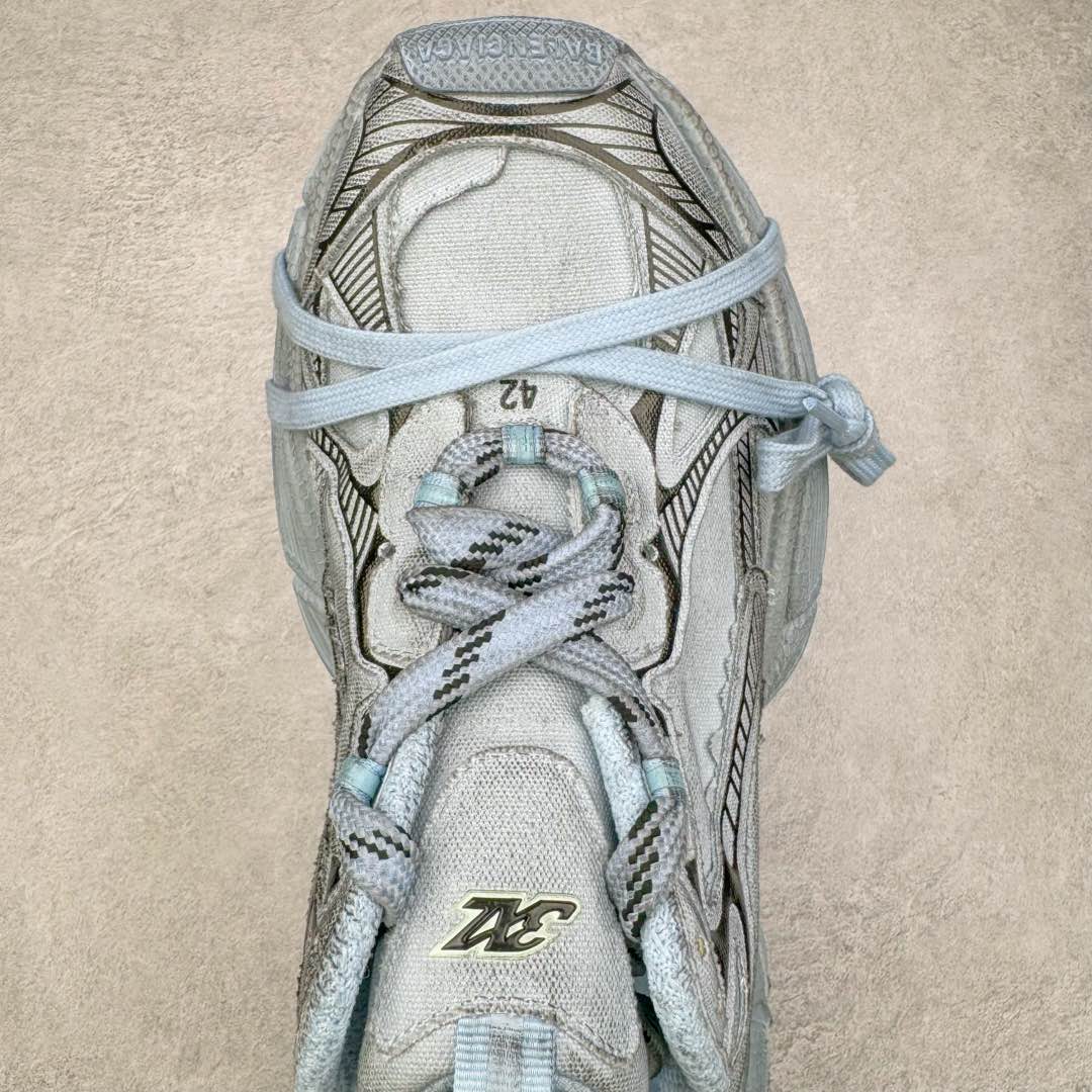 图片[4]-＃OG纯原 BALENCIAGA 3XL Sneakers 巴黎世家十代网布系带低帮走秀复古老爹鞋 黑色闪钻 全套原纸板楦头开发 最原汁原味的灵魂版型 全鞋荧光划线卡点 胶水把控整洁度追求极致完美 每一双都是工艺品 多重QC质检 超越公司货的品控标准 实实在在的免检产品 原盒原配 正确字体电绣 粗细、位置、大小正确 侧边TPU 透气孔匹配意产原版 正确分离大底 TPU软底 原版一致大底LOGO 立体感十足 原厂皮料水洗做旧 采购原厂网纱 不含皮革 网布材料和聚氨酯 磨损效果 鞋头边缘和后帮 Balenciaga 徽标 鞋面和后跟凸印尺码 鞋舌 3XL 橡胶品牌标识和反光细节 鞋帮拉袢和鞋舌拉祥 配反光细节 备用鞋带在鞋履前侧 可在穿着前取下 便于不同造型搭配 正常尺码 尺码：35 36 37 38 39 40 41 42 43 44 45 46-选品中心