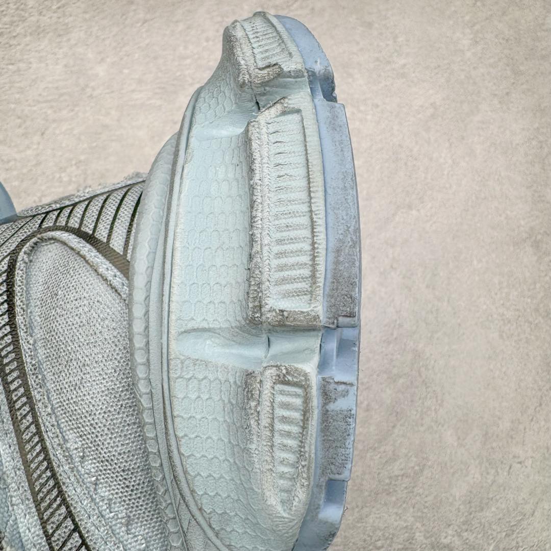 图片[12]-＃OG纯原 BALENCIAGA 3XL Sneakers 巴黎世家十代网布系带低帮走秀复古老爹鞋 黑色闪钻 全套原纸板楦头开发 最原汁原味的灵魂版型 全鞋荧光划线卡点 胶水把控整洁度追求极致完美 每一双都是工艺品 多重QC质检 超越公司货的品控标准 实实在在的免检产品 原盒原配 正确字体电绣 粗细、位置、大小正确 侧边TPU 透气孔匹配意产原版 正确分离大底 TPU软底 原版一致大底LOGO 立体感十足 原厂皮料水洗做旧 采购原厂网纱 不含皮革 网布材料和聚氨酯 磨损效果 鞋头边缘和后帮 Balenciaga 徽标 鞋面和后跟凸印尺码 鞋舌 3XL 橡胶品牌标识和反光细节 鞋帮拉袢和鞋舌拉祥 配反光细节 备用鞋带在鞋履前侧 可在穿着前取下 便于不同造型搭配 正常尺码 尺码：35 36 37 38 39 40 41 42 43 44 45 46-选品中心