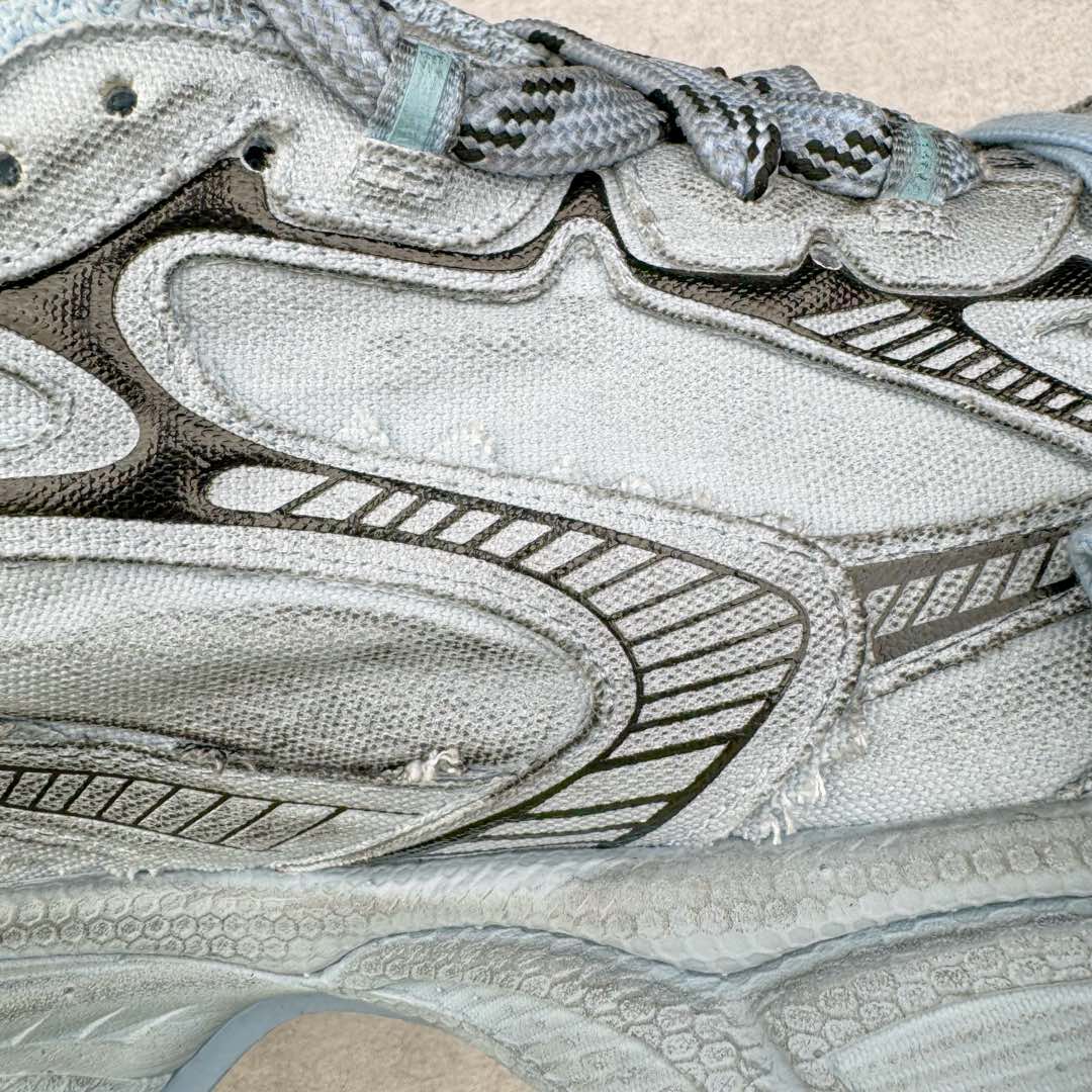 图片[15]-＃OG纯原 BALENCIAGA 3XL Sneakers 巴黎世家十代网布系带低帮走秀复古老爹鞋 黑色闪钻 全套原纸板楦头开发 最原汁原味的灵魂版型 全鞋荧光划线卡点 胶水把控整洁度追求极致完美 每一双都是工艺品 多重QC质检 超越公司货的品控标准 实实在在的免检产品 原盒原配 正确字体电绣 粗细、位置、大小正确 侧边TPU 透气孔匹配意产原版 正确分离大底 TPU软底 原版一致大底LOGO 立体感十足 原厂皮料水洗做旧 采购原厂网纱 不含皮革 网布材料和聚氨酯 磨损效果 鞋头边缘和后帮 Balenciaga 徽标 鞋面和后跟凸印尺码 鞋舌 3XL 橡胶品牌标识和反光细节 鞋帮拉袢和鞋舌拉祥 配反光细节 备用鞋带在鞋履前侧 可在穿着前取下 便于不同造型搭配 正常尺码 尺码：35 36 37 38 39 40 41 42 43 44 45 46-选品中心