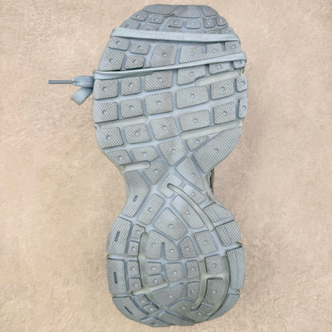 图片[9]-＃OG纯原 BALENCIAGA 3XL Sneakers 巴黎世家十代网布系带低帮走秀复古老爹鞋 黑色闪钻 全套原纸板楦头开发 最原汁原味的灵魂版型 全鞋荧光划线卡点 胶水把控整洁度追求极致完美 每一双都是工艺品 多重QC质检 超越公司货的品控标准 实实在在的免检产品 原盒原配 正确字体电绣 粗细、位置、大小正确 侧边TPU 透气孔匹配意产原版 正确分离大底 TPU软底 原版一致大底LOGO 立体感十足 原厂皮料水洗做旧 采购原厂网纱 不含皮革 网布材料和聚氨酯 磨损效果 鞋头边缘和后帮 Balenciaga 徽标 鞋面和后跟凸印尺码 鞋舌 3XL 橡胶品牌标识和反光细节 鞋帮拉袢和鞋舌拉祥 配反光细节 备用鞋带在鞋履前侧 可在穿着前取下 便于不同造型搭配 正常尺码 尺码：35 36 37 38 39 40 41 42 43 44 45 46-选品中心