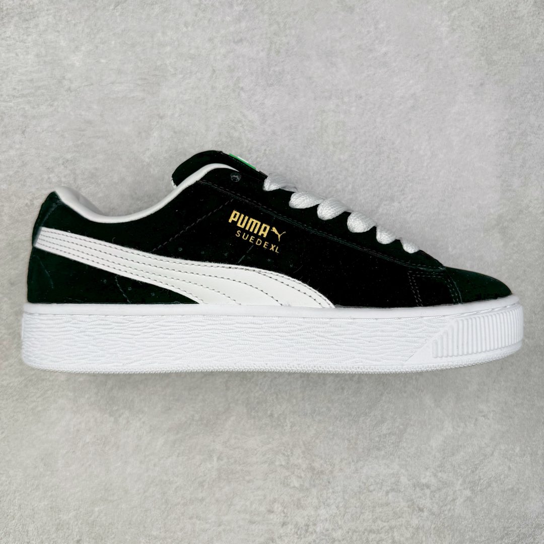＃特价福利 PUMA SUEDE XL 彪马新款面包鞋男女同款复古休闲板鞋 鞋身通体采用细腻的麂皮材质 厚实柔软 质感出众 鞋侧保留PUMA标志性跑道图案 侧面与后跟点缀金属色PUMA LOGO 兼具辨识度与细节感 加厚鞋垫、饱满鞋舌 搭配加宽扁形鞋带 使得穿着感更加贴合与舒适 值得一提的是 本季SUEDE XL鞋款以黑色、红色及蓝色最为瞩目 经典黑的配色 在低调之余可轻松驾驭任何潮流风格造型 而高饱和度的配色 则是当之无愧的早春出街利器。货号： 395205 尺码：36 37 37.5 38 38.5 39 40 40.5 41 42 42.5 43 44 45-选品中心