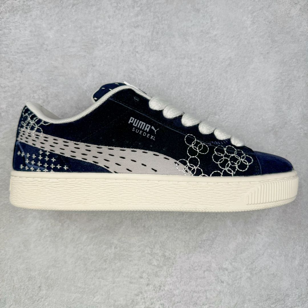 ＃特价福利 PUMA SUEDE XL 彪马新款面包鞋男女同款复古休闲板鞋 鞋身通体采用细腻的麂皮材质 厚实柔软 质感出众 鞋侧保留PUMA标志性跑道图案 侧面与后跟点缀金属色PUMA LOGO 兼具辨识度与细节感 加厚鞋垫、饱满鞋舌 搭配加宽扁形鞋带 使得穿着感更加贴合与舒适 值得一提的是 本季SUEDE XL鞋款以黑色、红色及蓝色最为瞩目 经典黑的配色 在低调之余可轻松驾驭任何潮流风格造型 而高饱和度的配色 则是当之无愧的早春出街利器。货号： 395205 尺码：36 37 37.5 38 38.5 39 40 40.5 41 42 42.5 43 44 45-选品中心