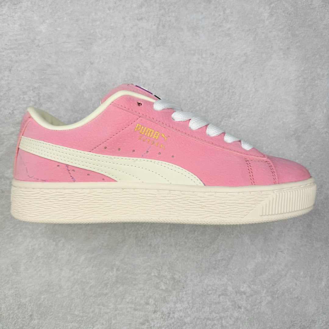 ＃特价福利 PUMA SUEDE XL 彪马新款面包鞋男女同款复古休闲板鞋 鞋身通体采用细腻的麂皮材质 厚实柔软 质感出众 鞋侧保留PUMA标志性跑道图案 侧面与后跟点缀金属色PUMA LOGO 兼具辨识度与细节感 加厚鞋垫、饱满鞋舌 搭配加宽扁形鞋带 使得穿着感更加贴合与舒适 值得一提的是 本季SUEDE XL鞋款以黑色、红色及蓝色最为瞩目 经典黑的配色 在低调之余可轻松驾驭任何潮流风格造型 而高饱和度的配色 则是当之无愧的早春出街利器。货号： 395205 尺码：36 37 37.5 38 38.5 39 40 40.5 41 42 42.5 43 44 45-选品中心