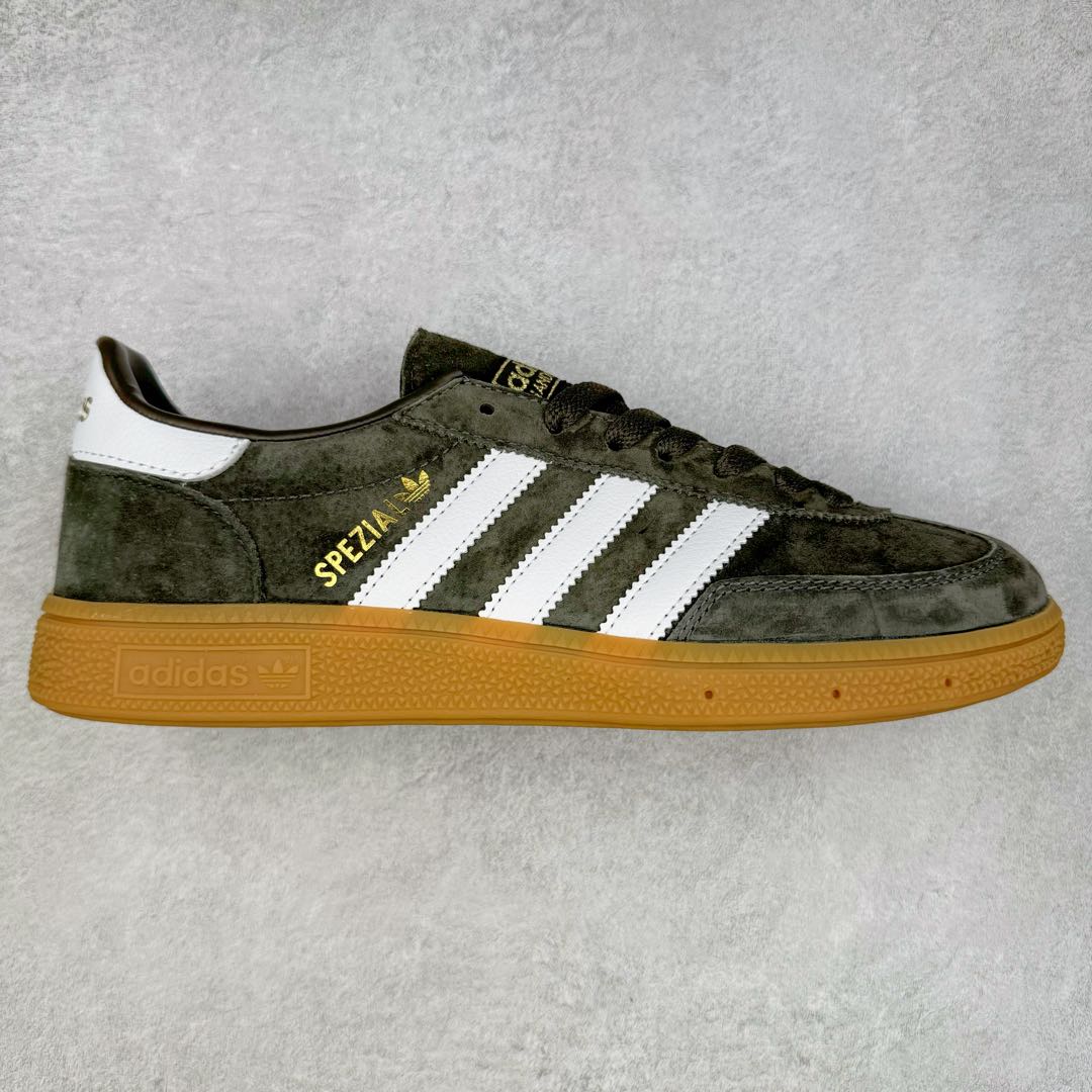 AD Originals Handball SPZL 手球运动员系列百搭休闲运动板鞋 IE5307 这款来自阿迪达斯的这款HANDBALL SPZL前身是一双手球运动鞋，这一次拿来复刻，所以鞋面的主要色彩选用了黑色， 鞋面外侧除了Spezial字母之外还有三叶草标志。Handball SPZL作为复古手球训练鞋与作为室内足球鞋的Samba有着异曲同工之处，但是质感更为出众的鞋身以及丰富的配色选择比起Samba来讲可以说是更胜一筹了！尺码：36 36⅔ 37⅓ 38 38⅔ 39⅓ 40 40⅔ 41⅓ 42 42⅔ 43⅓ 44 45-选品中心