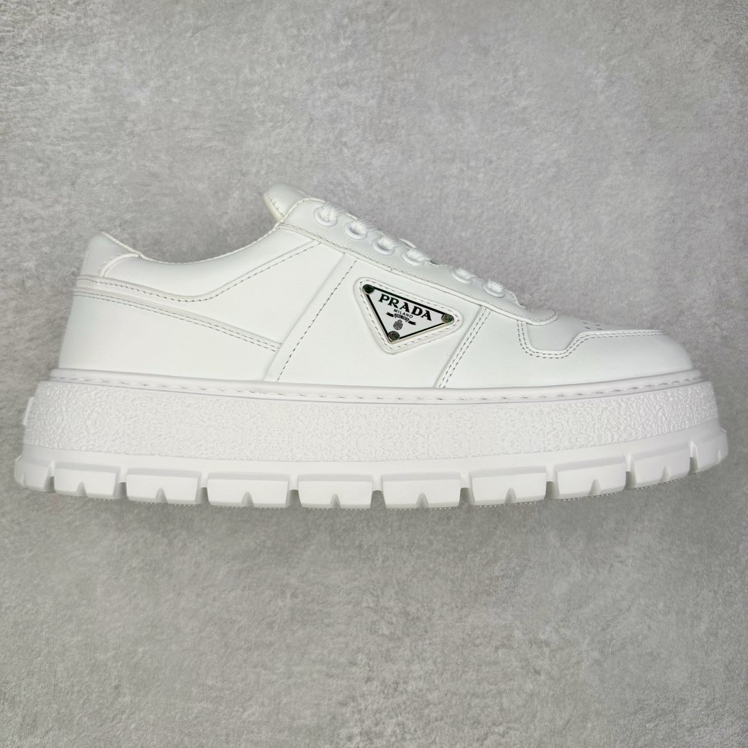 #GD广顶 Prada普拉达 2024ss 全牛皮打造 属于奢侈品鞋型 全鞋打版开发 鞋底单独开模订制 鞋垫部分区别常规板鞋款式 采用针车走线双层拼接 五金三角唛单独订制 打底皮革定位裁剪 确保同步原版细节 整体鞋型外观还原度高达98%以上 熟悉我的都知道 板鞋打版必开模 在鞋型外观方面可以确保0误差 裁片衔接部分 以及三角唛徽标 统一定位细节处理 无瑕疵可言 尺码:38-45-选品中心