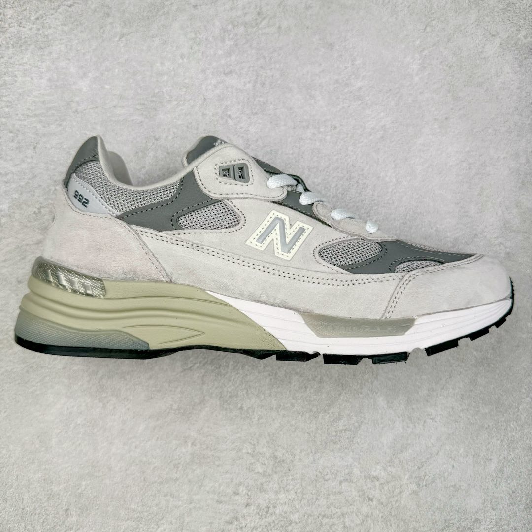 ＃K版纯原 New Balance M992GR 新百伦NB992总统复古慢跑鞋 元祖灰 整双鞋在构色上使用多种不同饱和度的色彩拼接设计 再搭配上白色中底 丰富全鞋色彩层次材质方面 设计师在不同色彩区域 同样采用拼接方式将翻毛皮、麂皮、网眼等面料相结合 营造出高规格的质感的同时 也带来多层次视觉体验 细节方面 首先映入眼帘的便是鞋舌上醒目的 New Balance 992 标识 彰显鞋型款式 其次 在双脚外侧还再度出现 N 字 Logo 以及 992 型号 对其品牌身份以及型号加以强调 尺码：36 37 37.5 38 38.5 39 40 40.5 41.5 42 42.5 43 44 44.5 45-选品中心