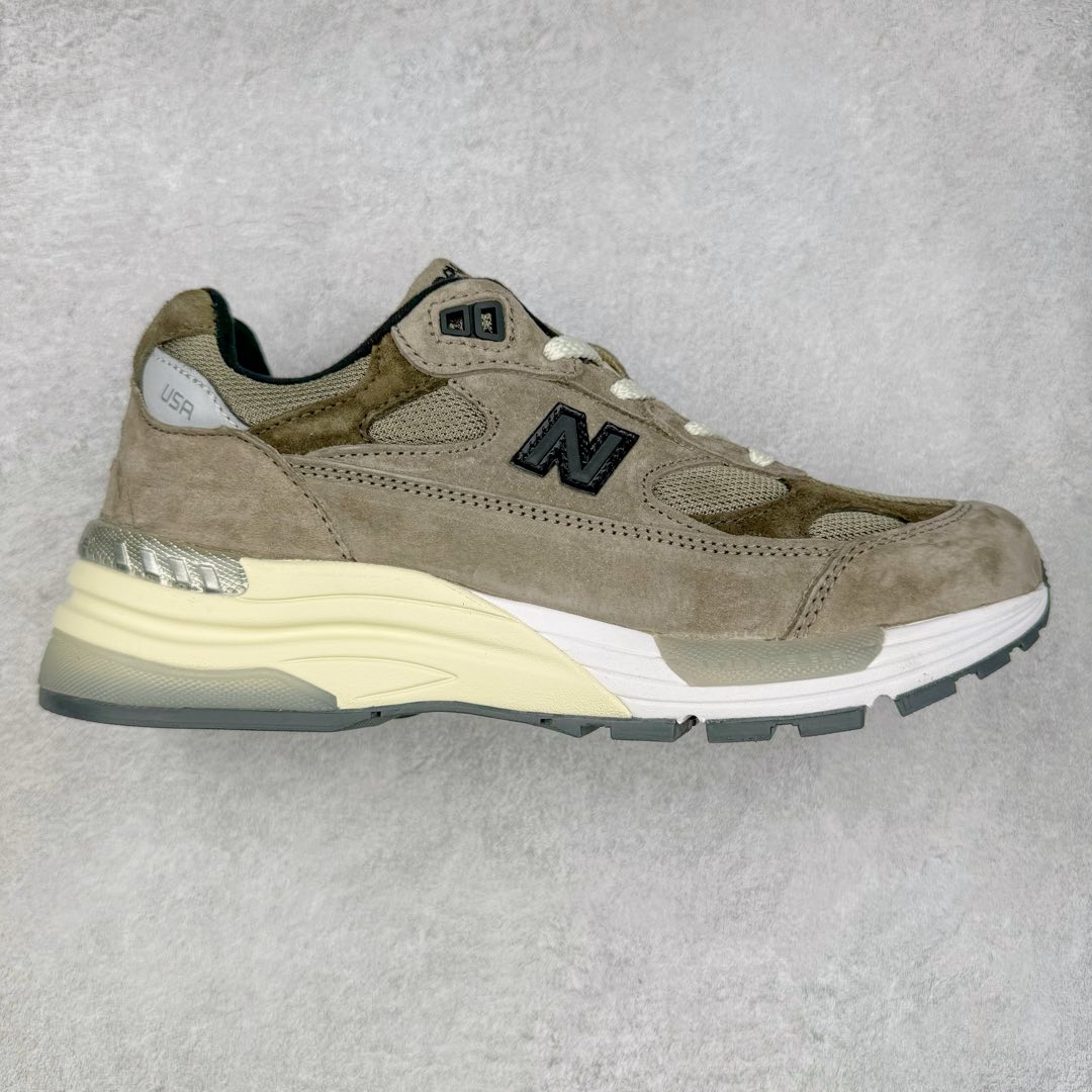 ＃K版纯原 JJJJound x New Balance M992J2 新百伦NB992 联名总统复古慢跑鞋 灰棕 整双鞋在构色上使用多种不同饱和度的色彩拼接设计 再搭配上白色中底 丰富全鞋色彩层次材质方面 设计师在不同色彩区域 同样采用拼接方式将翻毛皮、麂皮、网眼等面料相结合 营造出高规格的质感的同时 也带来多层次视觉体验 细节方面 首先映入眼帘的便是鞋舌上醒目的 New Balance 992 标识 彰显鞋型款式 其次 在双脚外侧还再度出现 N 字 Logo 以及 992 型号 对其品牌身份以及型号加以强调 尺码：36 37 37.5 38 38.5 39 40 40.5 41.5 42 42.5 43 44 44.5 45-选品中心