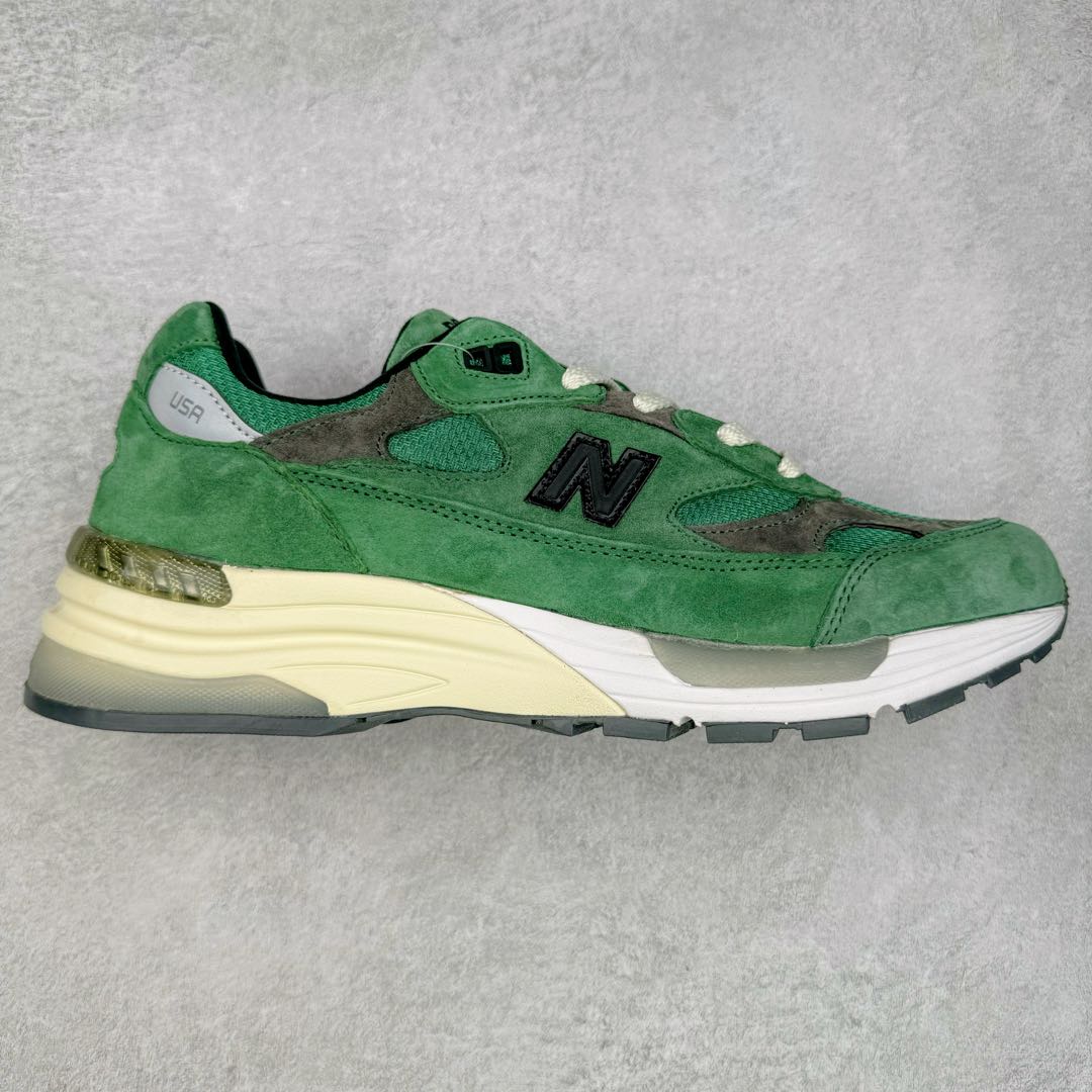 ＃K版纯原 JJJJound x New Balance M992JJ 新百伦NB992 联名总统复古慢跑鞋 绿色 整双鞋在构色上使用多种不同饱和度的色彩拼接设计 再搭配上白色中底 丰富全鞋色彩层次材质方面 设计师在不同色彩区域 同样采用拼接方式将翻毛皮、麂皮、网眼等面料相结合 营造出高规格的质感的同时 也带来多层次视觉体验 细节方面 首先映入眼帘的便是鞋舌上醒目的 New Balance 992 标识 彰显鞋型款式 其次 在双脚外侧还再度出现 N 字 Logo 以及 992 型号 对其品牌身份以及型号加以强调 尺码：36 37 37.5 38 38.5 39 40 40.5 41.5 42 42.5 43 44 44.5 45-选品中心