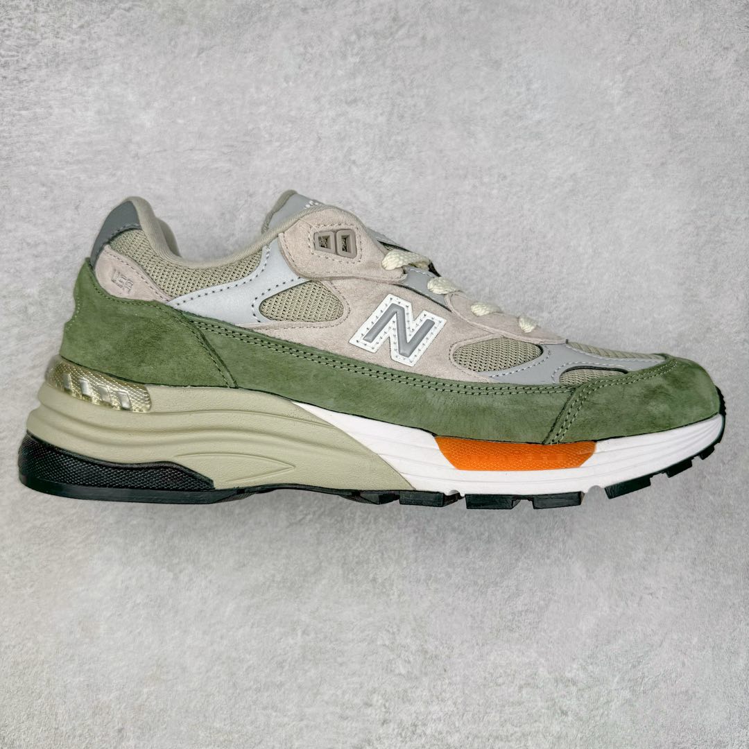 ＃K版纯原 WTAPS x New Balance M992WT 新百伦NB992 联名总统复古慢跑鞋 灰绿 整双鞋在构色上使用多种不同饱和度的色彩拼接设计 再搭配上白色中底 丰富全鞋色彩层次材质方面 设计师在不同色彩区域 同样采用拼接方式将翻毛皮、麂皮、网眼等面料相结合 营造出高规格的质感的同时 也带来多层次视觉体验 细节方面 首先映入眼帘的便是鞋舌上醒目的 New Balance 992 标识 彰显鞋型款式 其次 在双脚外侧还再度出现 N 字 Logo 以及 992 型号 对其品牌身份以及型号加以强调 尺码：36 37 37.5 38 38.5 39 40 40.5 41.5 42 42.5 43 44 44.5 45-选品中心