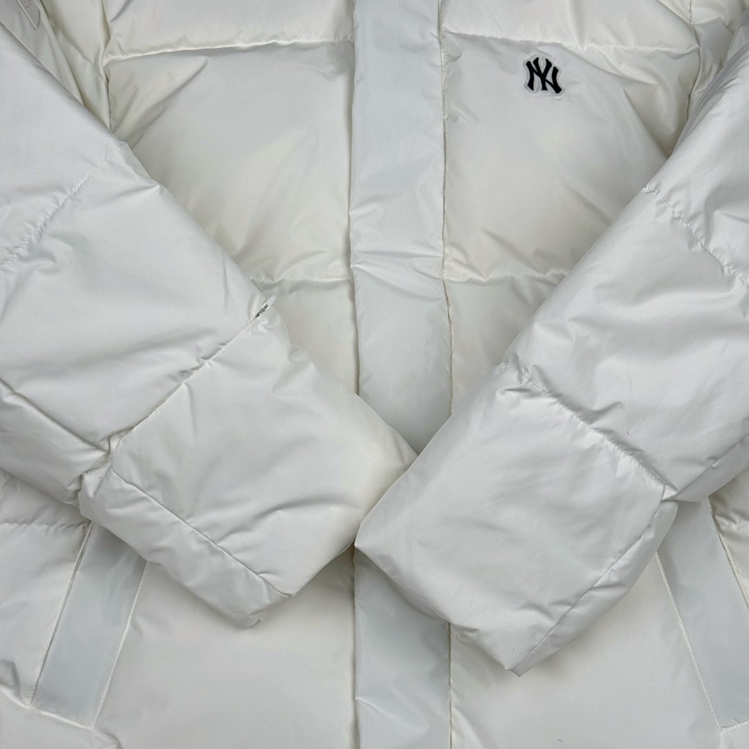 图片[9]-＃暖冬福利 𝐌𝐋𝐁 纽约洋基队𝐍𝐘 小标刺绣LOGO长款连帽羽绒服 三标齐全、男女同款、加厚保暖、下雪的城市、直接入它！ MLB是韩国F&F旗下潮流服装品牌，拥有150年历史的经典传统，是街头文化和国际生活方式的领导者。MLB 拥有包括男装、女装、童装、配饰 在内的全品类服饰，提供覆盖各性别、各年龄层、From HeadtoToe的穿搭装备。其产品结合了韩国的时尚造型与质感，展现了运动服饰也可以兼具时尚潮流的风格。在产品设计上，MLB不仅融合了美国职业棒球大联盟的各当家球队，更结合了棒球运动中的各个元素。 采用国标80%白鸭绒，独家使用正品同步羽绒 正品同步面料： 100% 锦纶; 里料： 100% 锦纶 原厂定制电镀五金辅料，非市场各类复刻版！市面最顶级没有之一。 配色：黑色 白色 尺码：XS-XXL-选品中心