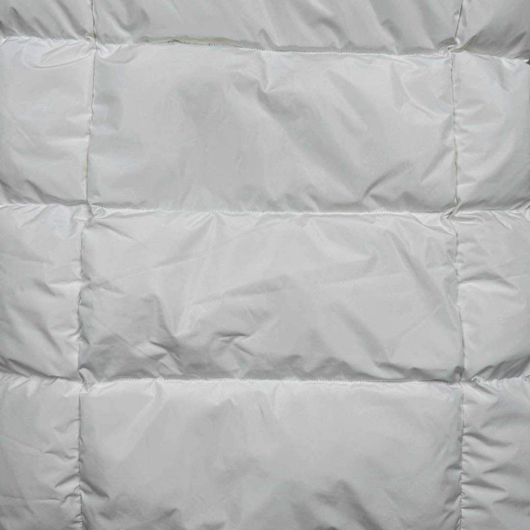 图片[10]-＃暖冬福利 𝐌𝐋𝐁 纽约洋基队𝐍𝐘 小标刺绣LOGO长款连帽羽绒服 三标齐全、男女同款、加厚保暖、下雪的城市、直接入它！ MLB是韩国F&F旗下潮流服装品牌，拥有150年历史的经典传统，是街头文化和国际生活方式的领导者。MLB 拥有包括男装、女装、童装、配饰 在内的全品类服饰，提供覆盖各性别、各年龄层、From HeadtoToe的穿搭装备。其产品结合了韩国的时尚造型与质感，展现了运动服饰也可以兼具时尚潮流的风格。在产品设计上，MLB不仅融合了美国职业棒球大联盟的各当家球队，更结合了棒球运动中的各个元素。 采用国标80%白鸭绒，独家使用正品同步羽绒 正品同步面料： 100% 锦纶; 里料： 100% 锦纶 原厂定制电镀五金辅料，非市场各类复刻版！市面最顶级没有之一。 配色：黑色 白色 尺码：XS-XXL-选品中心