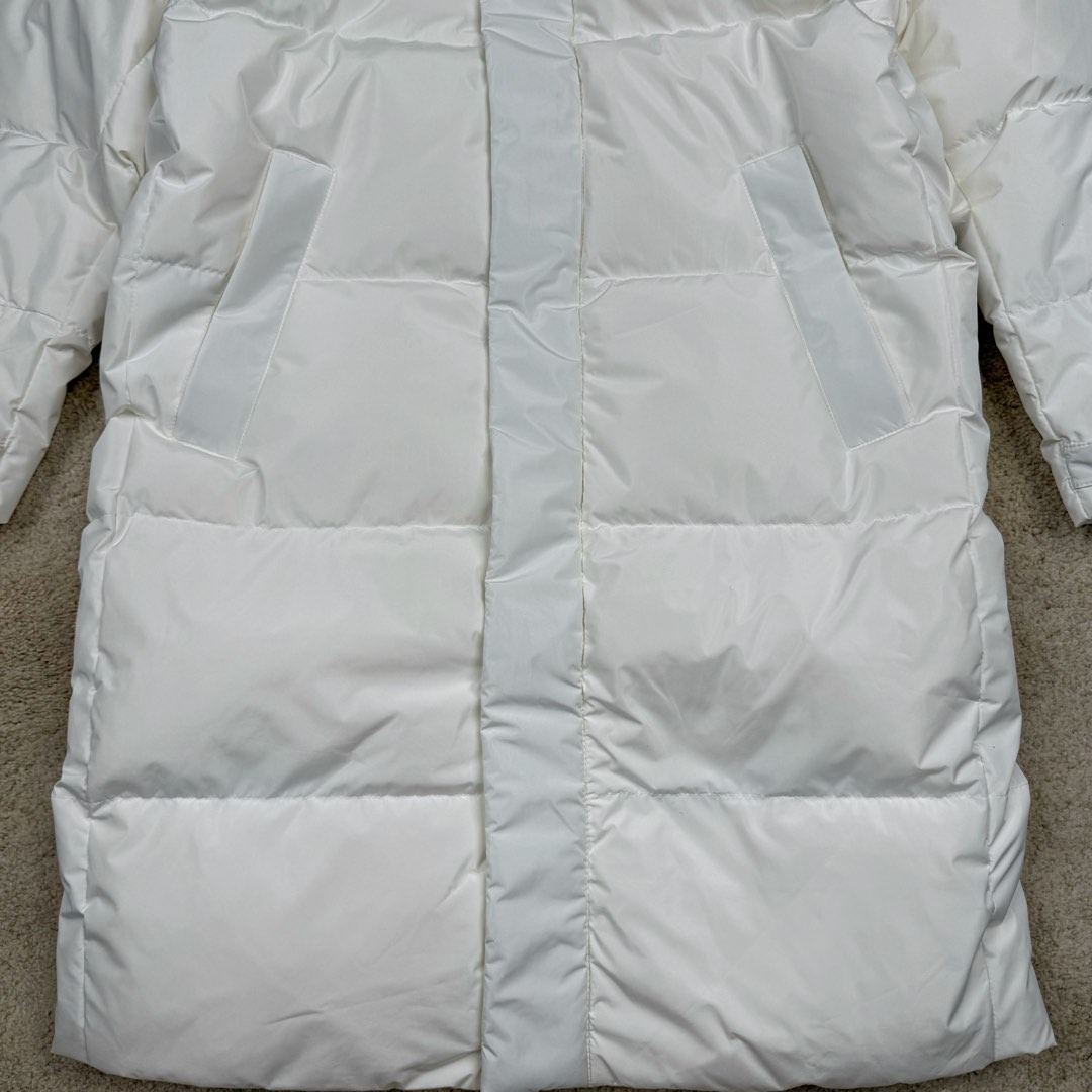 图片[7]-＃暖冬福利 𝐌𝐋𝐁 纽约洋基队𝐍𝐘 小标刺绣LOGO长款连帽羽绒服 三标齐全、男女同款、加厚保暖、下雪的城市、直接入它！ MLB是韩国F&F旗下潮流服装品牌，拥有150年历史的经典传统，是街头文化和国际生活方式的领导者。MLB 拥有包括男装、女装、童装、配饰 在内的全品类服饰，提供覆盖各性别、各年龄层、From HeadtoToe的穿搭装备。其产品结合了韩国的时尚造型与质感，展现了运动服饰也可以兼具时尚潮流的风格。在产品设计上，MLB不仅融合了美国职业棒球大联盟的各当家球队，更结合了棒球运动中的各个元素。 采用国标80%白鸭绒，独家使用正品同步羽绒 正品同步面料： 100% 锦纶; 里料： 100% 锦纶 原厂定制电镀五金辅料，非市场各类复刻版！市面最顶级没有之一。 配色：黑色 白色 尺码：XS-XXL-选品中心