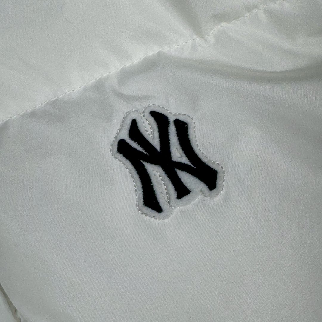 图片[12]-＃暖冬福利 𝐌𝐋𝐁 纽约洋基队𝐍𝐘 小标刺绣LOGO长款连帽羽绒服 三标齐全、男女同款、加厚保暖、下雪的城市、直接入它！ MLB是韩国F&F旗下潮流服装品牌，拥有150年历史的经典传统，是街头文化和国际生活方式的领导者。MLB 拥有包括男装、女装、童装、配饰 在内的全品类服饰，提供覆盖各性别、各年龄层、From HeadtoToe的穿搭装备。其产品结合了韩国的时尚造型与质感，展现了运动服饰也可以兼具时尚潮流的风格。在产品设计上，MLB不仅融合了美国职业棒球大联盟的各当家球队，更结合了棒球运动中的各个元素。 采用国标80%白鸭绒，独家使用正品同步羽绒 正品同步面料： 100% 锦纶; 里料： 100% 锦纶 原厂定制电镀五金辅料，非市场各类复刻版！市面最顶级没有之一。 配色：黑色 白色 尺码：XS-XXL-选品中心