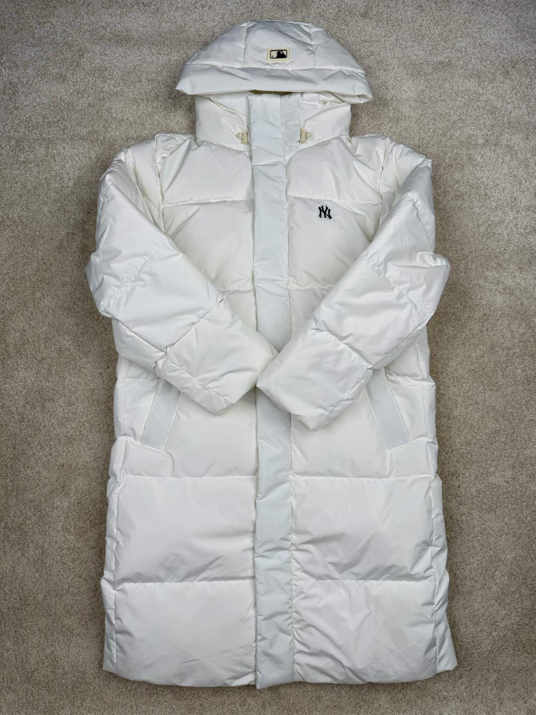 图片[2]-＃暖冬福利 𝐌𝐋𝐁 纽约洋基队𝐍𝐘 小标刺绣LOGO长款连帽羽绒服 三标齐全、男女同款、加厚保暖、下雪的城市、直接入它！ MLB是韩国F&F旗下潮流服装品牌，拥有150年历史的经典传统，是街头文化和国际生活方式的领导者。MLB 拥有包括男装、女装、童装、配饰 在内的全品类服饰，提供覆盖各性别、各年龄层、From HeadtoToe的穿搭装备。其产品结合了韩国的时尚造型与质感，展现了运动服饰也可以兼具时尚潮流的风格。在产品设计上，MLB不仅融合了美国职业棒球大联盟的各当家球队，更结合了棒球运动中的各个元素。 采用国标80%白鸭绒，独家使用正品同步羽绒 正品同步面料： 100% 锦纶; 里料： 100% 锦纶 原厂定制电镀五金辅料，非市场各类复刻版！市面最顶级没有之一。 配色：黑色 白色 尺码：XS-XXL-选品中心