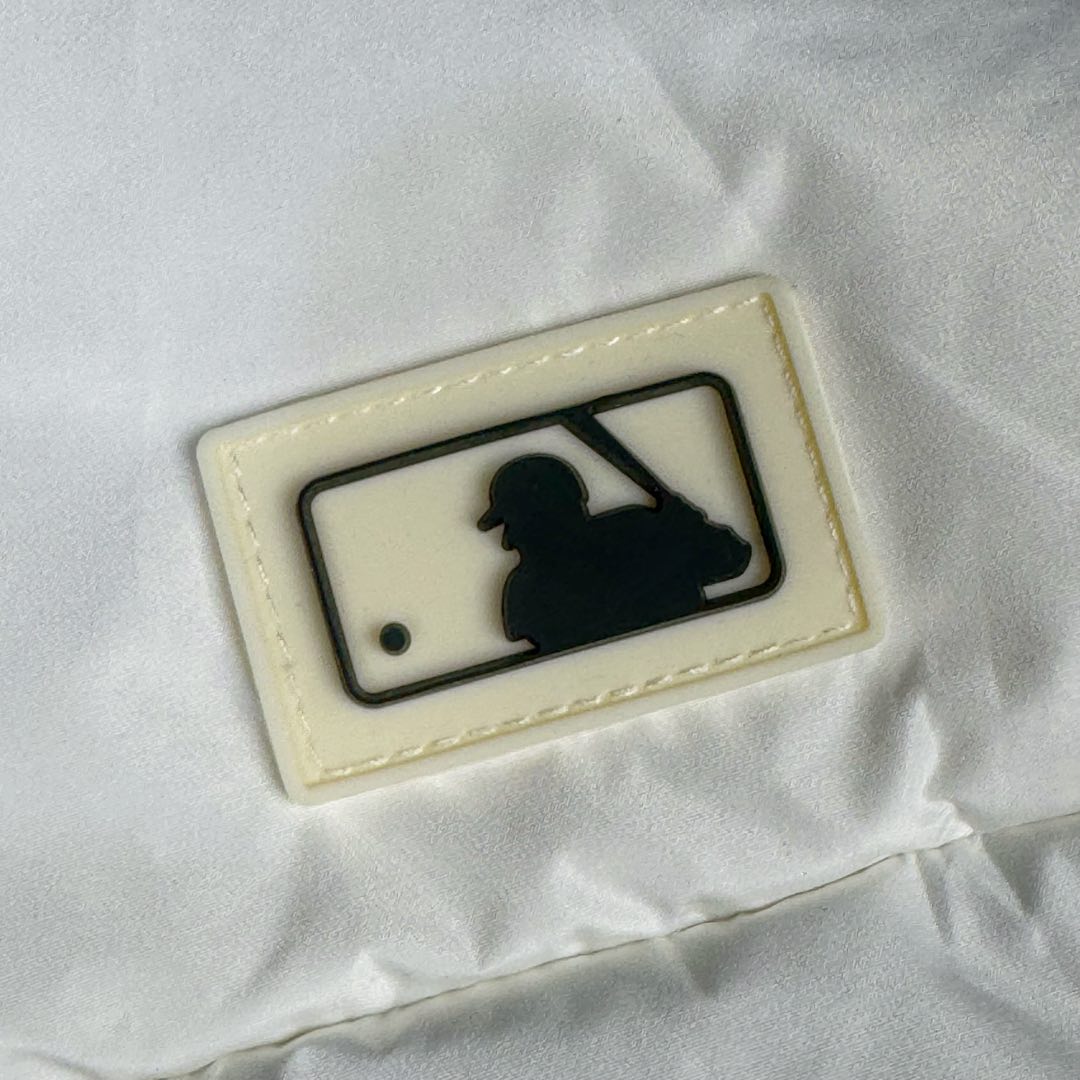 图片[11]-＃暖冬福利 𝐌𝐋𝐁 纽约洋基队𝐍𝐘 小标刺绣LOGO长款连帽羽绒服 三标齐全、男女同款、加厚保暖、下雪的城市、直接入它！ MLB是韩国F&F旗下潮流服装品牌，拥有150年历史的经典传统，是街头文化和国际生活方式的领导者。MLB 拥有包括男装、女装、童装、配饰 在内的全品类服饰，提供覆盖各性别、各年龄层、From HeadtoToe的穿搭装备。其产品结合了韩国的时尚造型与质感，展现了运动服饰也可以兼具时尚潮流的风格。在产品设计上，MLB不仅融合了美国职业棒球大联盟的各当家球队，更结合了棒球运动中的各个元素。 采用国标80%白鸭绒，独家使用正品同步羽绒 正品同步面料： 100% 锦纶; 里料： 100% 锦纶 原厂定制电镀五金辅料，非市场各类复刻版！市面最顶级没有之一。 配色：黑色 白色 尺码：XS-XXL-选品中心