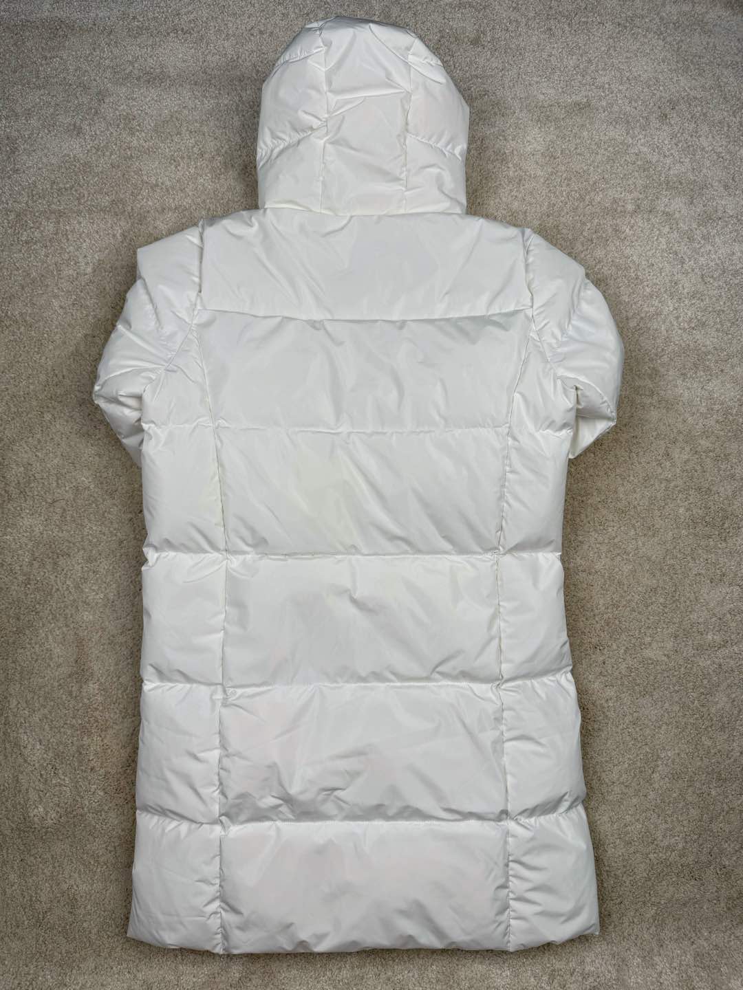 图片[3]-＃暖冬福利 𝐌𝐋𝐁 纽约洋基队𝐍𝐘 小标刺绣LOGO长款连帽羽绒服 三标齐全、男女同款、加厚保暖、下雪的城市、直接入它！ MLB是韩国F&F旗下潮流服装品牌，拥有150年历史的经典传统，是街头文化和国际生活方式的领导者。MLB 拥有包括男装、女装、童装、配饰 在内的全品类服饰，提供覆盖各性别、各年龄层、From HeadtoToe的穿搭装备。其产品结合了韩国的时尚造型与质感，展现了运动服饰也可以兼具时尚潮流的风格。在产品设计上，MLB不仅融合了美国职业棒球大联盟的各当家球队，更结合了棒球运动中的各个元素。 采用国标80%白鸭绒，独家使用正品同步羽绒 正品同步面料： 100% 锦纶; 里料： 100% 锦纶 原厂定制电镀五金辅料，非市场各类复刻版！市面最顶级没有之一。 配色：黑色 白色 尺码：XS-XXL-选品中心