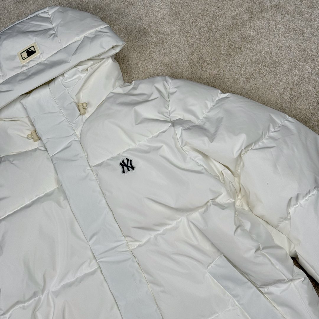 图片[8]-＃暖冬福利 𝐌𝐋𝐁 纽约洋基队𝐍𝐘 小标刺绣LOGO长款连帽羽绒服 三标齐全、男女同款、加厚保暖、下雪的城市、直接入它！ MLB是韩国F&F旗下潮流服装品牌，拥有150年历史的经典传统，是街头文化和国际生活方式的领导者。MLB 拥有包括男装、女装、童装、配饰 在内的全品类服饰，提供覆盖各性别、各年龄层、From HeadtoToe的穿搭装备。其产品结合了韩国的时尚造型与质感，展现了运动服饰也可以兼具时尚潮流的风格。在产品设计上，MLB不仅融合了美国职业棒球大联盟的各当家球队，更结合了棒球运动中的各个元素。 采用国标80%白鸭绒，独家使用正品同步羽绒 正品同步面料： 100% 锦纶; 里料： 100% 锦纶 原厂定制电镀五金辅料，非市场各类复刻版！市面最顶级没有之一。 配色：黑色 白色 尺码：XS-XXL-选品中心