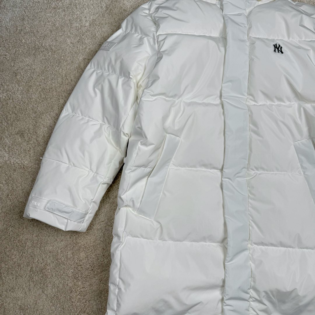图片[5]-＃暖冬福利 𝐌𝐋𝐁 纽约洋基队𝐍𝐘 小标刺绣LOGO长款连帽羽绒服 三标齐全、男女同款、加厚保暖、下雪的城市、直接入它！ MLB是韩国F&F旗下潮流服装品牌，拥有150年历史的经典传统，是街头文化和国际生活方式的领导者。MLB 拥有包括男装、女装、童装、配饰 在内的全品类服饰，提供覆盖各性别、各年龄层、From HeadtoToe的穿搭装备。其产品结合了韩国的时尚造型与质感，展现了运动服饰也可以兼具时尚潮流的风格。在产品设计上，MLB不仅融合了美国职业棒球大联盟的各当家球队，更结合了棒球运动中的各个元素。 采用国标80%白鸭绒，独家使用正品同步羽绒 正品同步面料： 100% 锦纶; 里料： 100% 锦纶 原厂定制电镀五金辅料，非市场各类复刻版！市面最顶级没有之一。 配色：黑色 白色 尺码：XS-XXL-选品中心