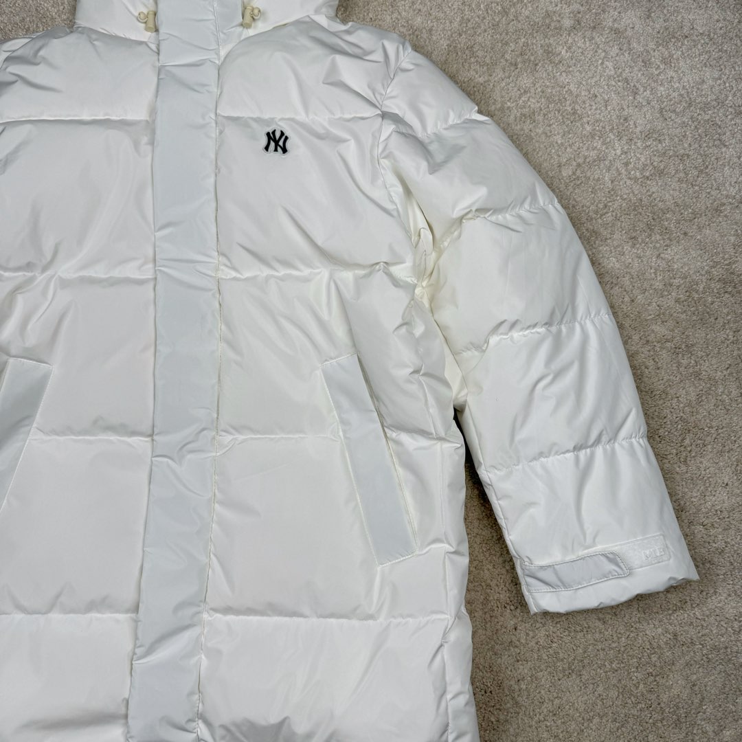 图片[6]-＃暖冬福利 𝐌𝐋𝐁 纽约洋基队𝐍𝐘 小标刺绣LOGO长款连帽羽绒服 三标齐全、男女同款、加厚保暖、下雪的城市、直接入它！ MLB是韩国F&F旗下潮流服装品牌，拥有150年历史的经典传统，是街头文化和国际生活方式的领导者。MLB 拥有包括男装、女装、童装、配饰 在内的全品类服饰，提供覆盖各性别、各年龄层、From HeadtoToe的穿搭装备。其产品结合了韩国的时尚造型与质感，展现了运动服饰也可以兼具时尚潮流的风格。在产品设计上，MLB不仅融合了美国职业棒球大联盟的各当家球队，更结合了棒球运动中的各个元素。 采用国标80%白鸭绒，独家使用正品同步羽绒 正品同步面料： 100% 锦纶; 里料： 100% 锦纶 原厂定制电镀五金辅料，非市场各类复刻版！市面最顶级没有之一。 配色：黑色 白色 尺码：XS-XXL-选品中心