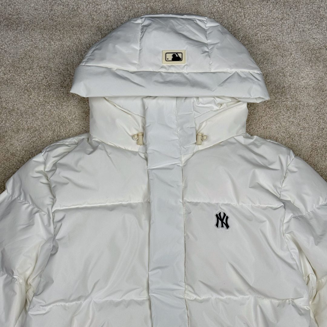 图片[4]-＃暖冬福利 𝐌𝐋𝐁 纽约洋基队𝐍𝐘 小标刺绣LOGO长款连帽羽绒服 三标齐全、男女同款、加厚保暖、下雪的城市、直接入它！ MLB是韩国F&F旗下潮流服装品牌，拥有150年历史的经典传统，是街头文化和国际生活方式的领导者。MLB 拥有包括男装、女装、童装、配饰 在内的全品类服饰，提供覆盖各性别、各年龄层、From HeadtoToe的穿搭装备。其产品结合了韩国的时尚造型与质感，展现了运动服饰也可以兼具时尚潮流的风格。在产品设计上，MLB不仅融合了美国职业棒球大联盟的各当家球队，更结合了棒球运动中的各个元素。 采用国标80%白鸭绒，独家使用正品同步羽绒 正品同步面料： 100% 锦纶; 里料： 100% 锦纶 原厂定制电镀五金辅料，非市场各类复刻版！市面最顶级没有之一。 配色：黑色 白色 尺码：XS-XXL-选品中心