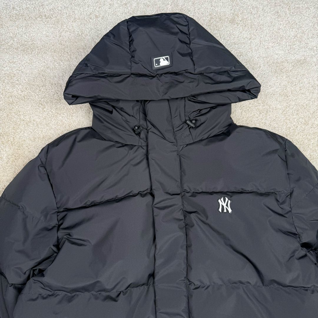 图片[4]-＃暖冬福利 𝐌𝐋𝐁 纽约洋基队𝐍𝐘 小标刺绣LOGO长款连帽羽绒服 三标齐全、男女同款、加厚保暖、下雪的城市、直接入它！ MLB是韩国F&F旗下潮流服装品牌，拥有150年历史的经典传统，是街头文化和国际生活方式的领导者。MLB 拥有包括男装、女装、童装、配饰 在内的全品类服饰，提供覆盖各性别、各年龄层、From HeadtoToe的穿搭装备。其产品结合了韩国的时尚造型与质感，展现了运动服饰也可以兼具时尚潮流的风格。在产品设计上，MLB不仅融合了美国职业棒球大联盟的各当家球队，更结合了棒球运动中的各个元素。 采用国标80%白鸭绒，独家使用正品同步羽绒 正品同步面料： 100% 锦纶; 里料： 100% 锦纶 原厂定制电镀五金辅料，非市场各类复刻版！市面最顶级没有之一。 配色：黑色 白色 尺码：XS-XXL-选品中心