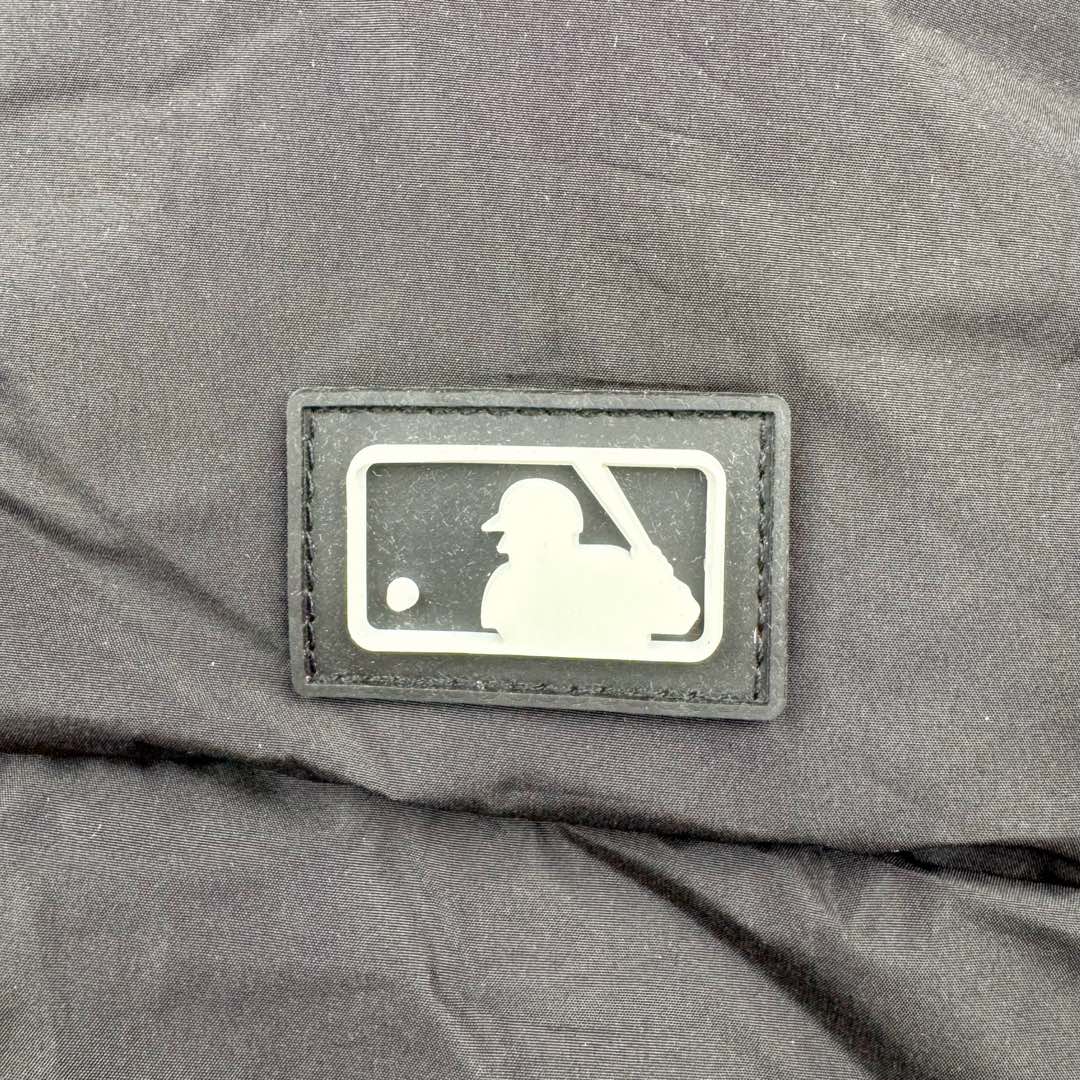 图片[9]-＃暖冬福利 𝐌𝐋𝐁 纽约洋基队𝐍𝐘 小标刺绣LOGO长款连帽羽绒服 三标齐全、男女同款、加厚保暖、下雪的城市、直接入它！ MLB是韩国F&F旗下潮流服装品牌，拥有150年历史的经典传统，是街头文化和国际生活方式的领导者。MLB 拥有包括男装、女装、童装、配饰 在内的全品类服饰，提供覆盖各性别、各年龄层、From HeadtoToe的穿搭装备。其产品结合了韩国的时尚造型与质感，展现了运动服饰也可以兼具时尚潮流的风格。在产品设计上，MLB不仅融合了美国职业棒球大联盟的各当家球队，更结合了棒球运动中的各个元素。 采用国标80%白鸭绒，独家使用正品同步羽绒 正品同步面料： 100% 锦纶; 里料： 100% 锦纶 原厂定制电镀五金辅料，非市场各类复刻版！市面最顶级没有之一。 配色：黑色 白色 尺码：XS-XXL-选品中心