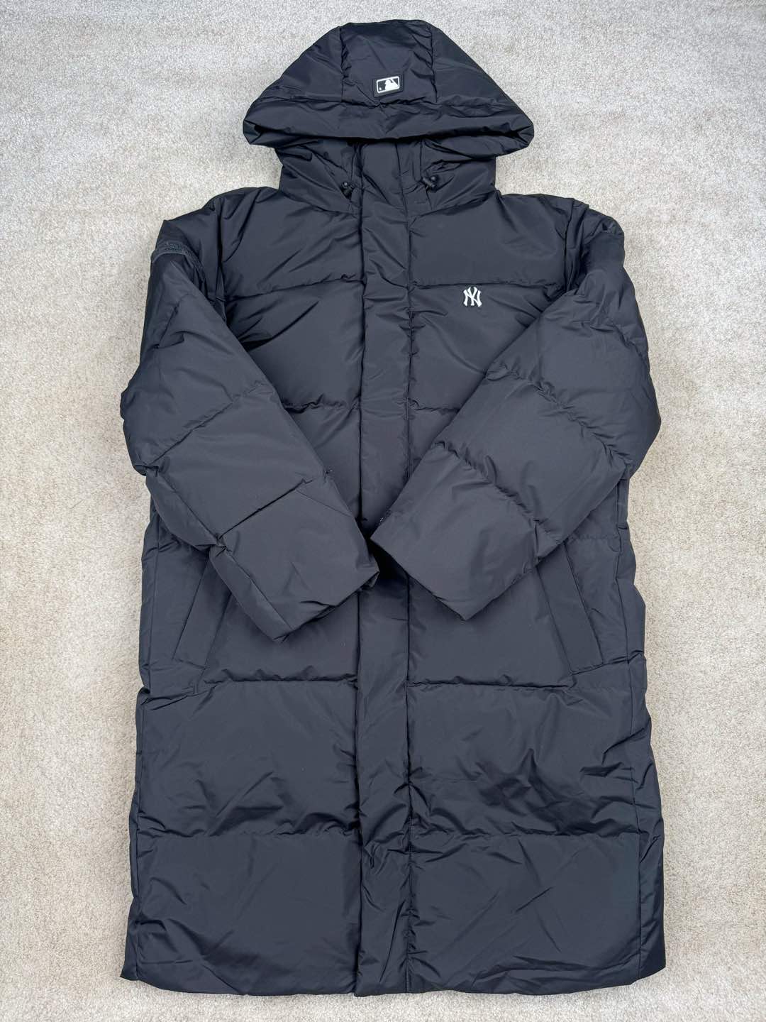 图片[2]-＃暖冬福利 𝐌𝐋𝐁 纽约洋基队𝐍𝐘 小标刺绣LOGO长款连帽羽绒服 三标齐全、男女同款、加厚保暖、下雪的城市、直接入它！ MLB是韩国F&F旗下潮流服装品牌，拥有150年历史的经典传统，是街头文化和国际生活方式的领导者。MLB 拥有包括男装、女装、童装、配饰 在内的全品类服饰，提供覆盖各性别、各年龄层、From HeadtoToe的穿搭装备。其产品结合了韩国的时尚造型与质感，展现了运动服饰也可以兼具时尚潮流的风格。在产品设计上，MLB不仅融合了美国职业棒球大联盟的各当家球队，更结合了棒球运动中的各个元素。 采用国标80%白鸭绒，独家使用正品同步羽绒 正品同步面料： 100% 锦纶; 里料： 100% 锦纶 原厂定制电镀五金辅料，非市场各类复刻版！市面最顶级没有之一。 配色：黑色 白色 尺码：XS-XXL-选品中心