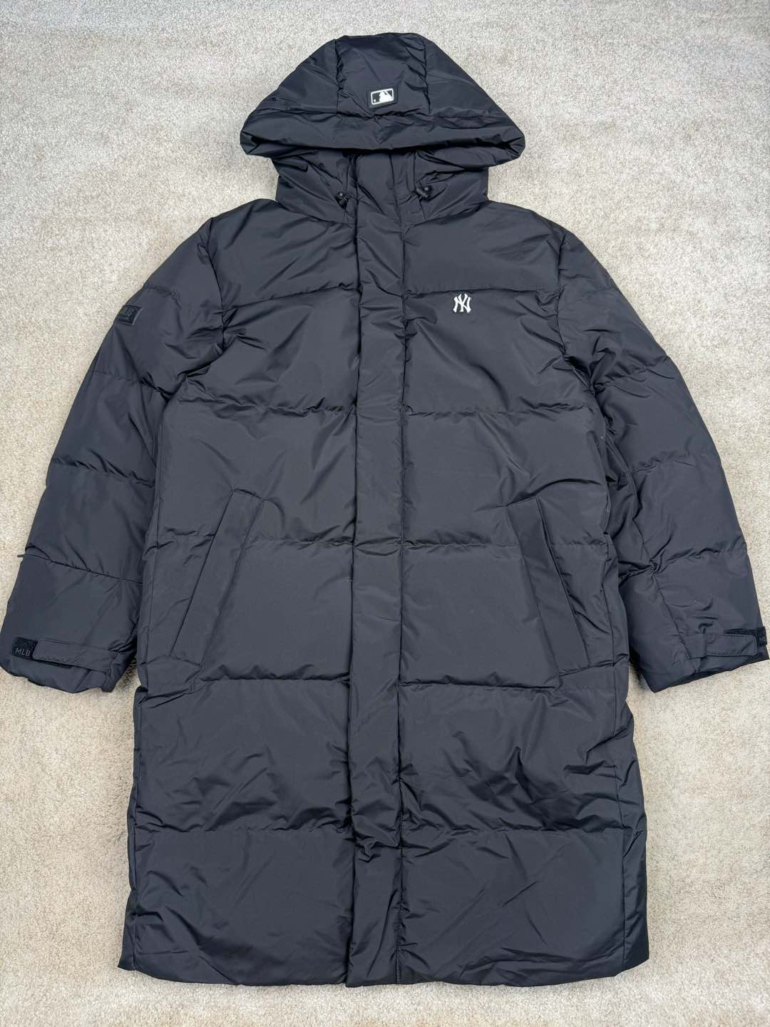 ＃暖冬福利 𝐌𝐋𝐁 纽约洋基队𝐍𝐘 小标刺绣LOGO长款连帽羽绒服 三标齐全、男女同款、加厚保暖、下雪的城市、直接入它！ MLB是韩国F&F旗下潮流服装品牌，拥有150年历史的经典传统，是街头文化和国际生活方式的领导者。MLB 拥有包括男装、女装、童装、配饰 在内的全品类服饰，提供覆盖各性别、各年龄层、From HeadtoToe的穿搭装备。其产品结合了韩国的时尚造型与质感，展现了运动服饰也可以兼具时尚潮流的风格。在产品设计上，MLB不仅融合了美国职业棒球大联盟的各当家球队，更结合了棒球运动中的各个元素。 采用国标80%白鸭绒，独家使用正品同步羽绒 正品同步面料： 100% 锦纶; 里料： 100% 锦纶 原厂定制电镀五金辅料，非市场各类复刻版！市面最顶级没有之一。 配色：黑色 白色 尺码：XS-XXL-选品中心